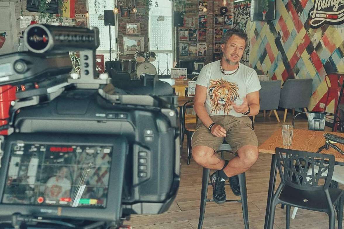 El documental dirigido por Javier Fuentes que narra las dificultades y logros de los músicos venezolanos en el exilio, Cam Bur Pin Ton, la diáspora de un sonido