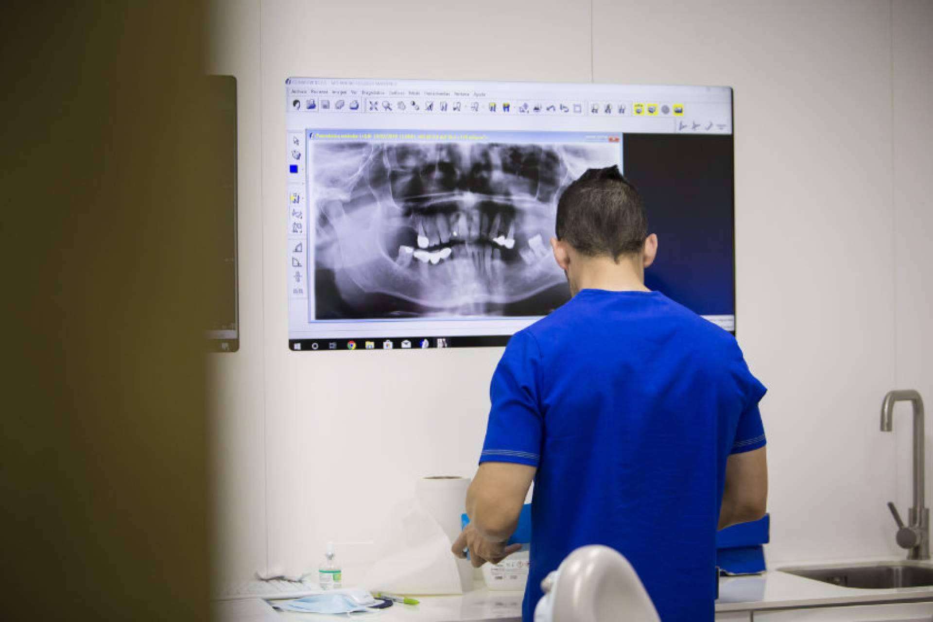 ¿En qué consiste el tratamiento de implantes dentales?, por Clínicas Cleardent