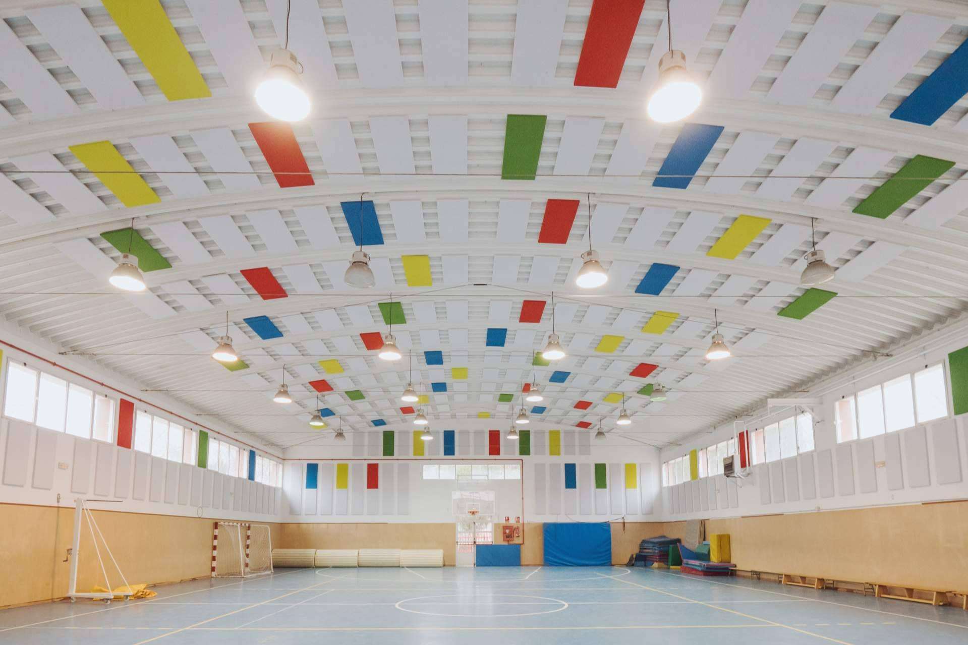 Cómo mejorar la acústica en los espacios deportivos, con Absotec