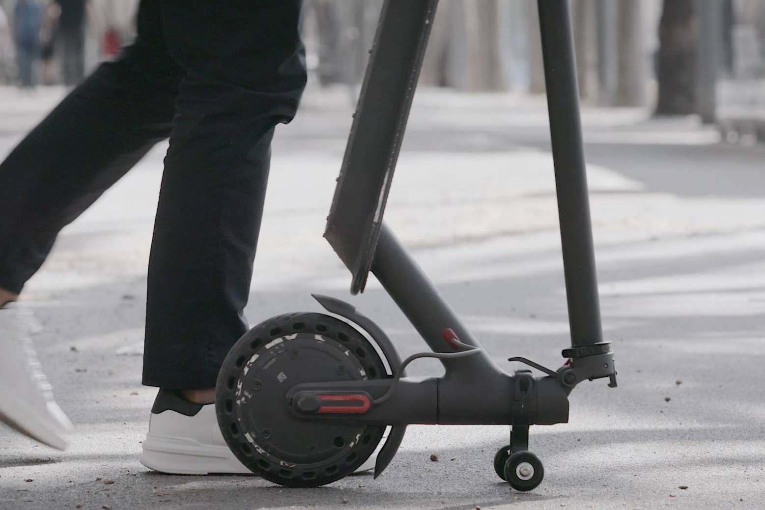 Techmotion Electronics ha diseñado un soporte para patinete eléctrico ideal para guardar y mover en vertical este medio de transporte