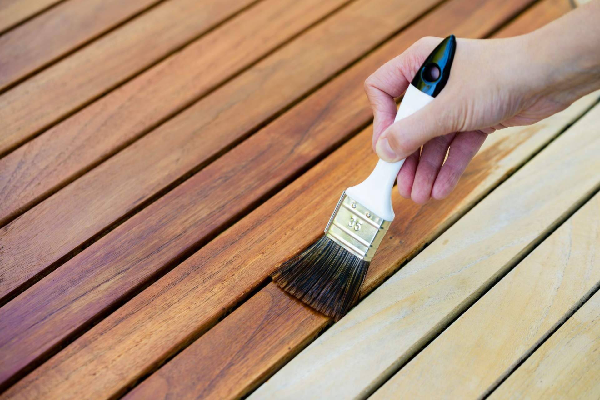 Proteger la madera de los barcos con marine varnish and teak oil