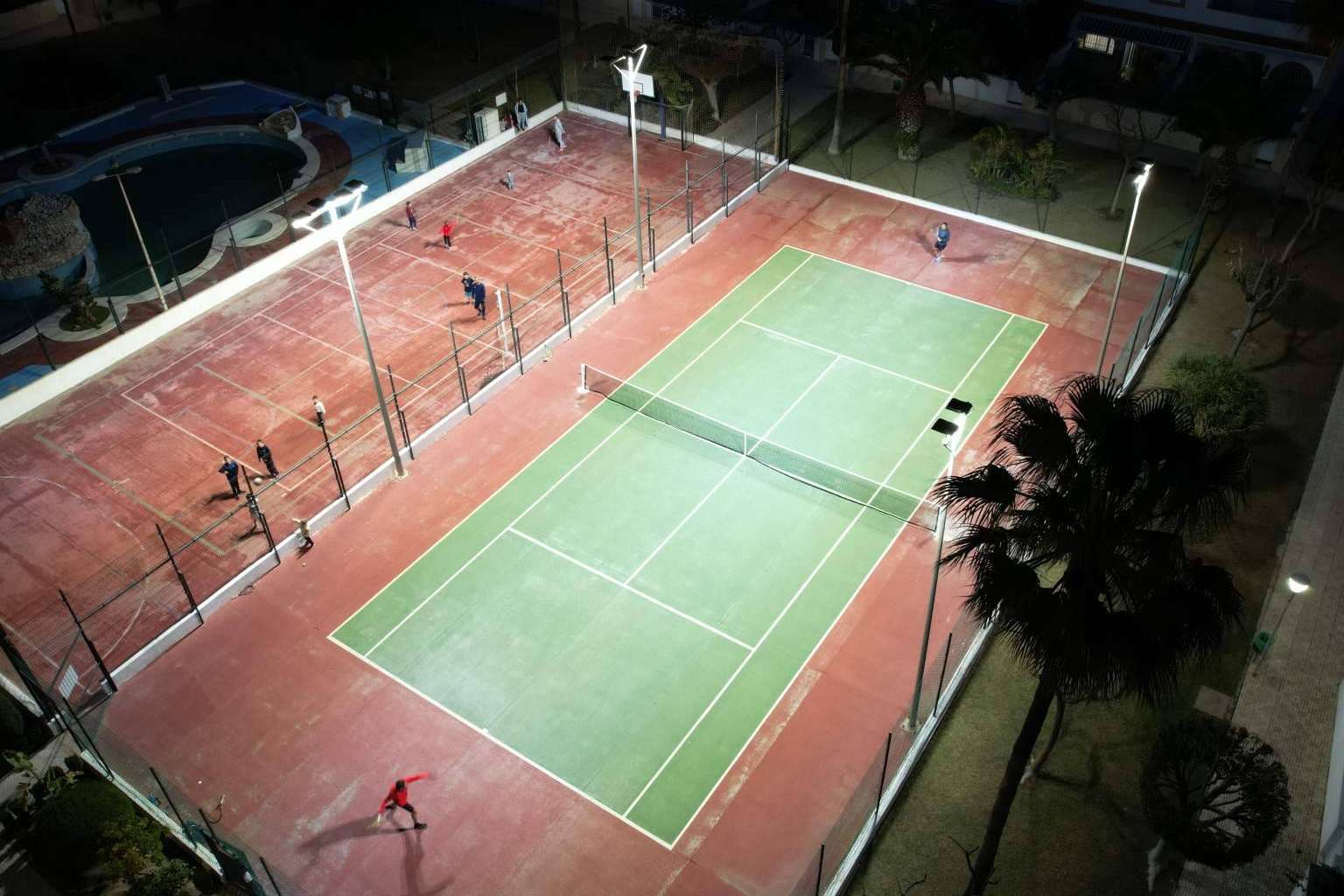 Focos de iluminación LED para pistas de pádel, con Óptima LED