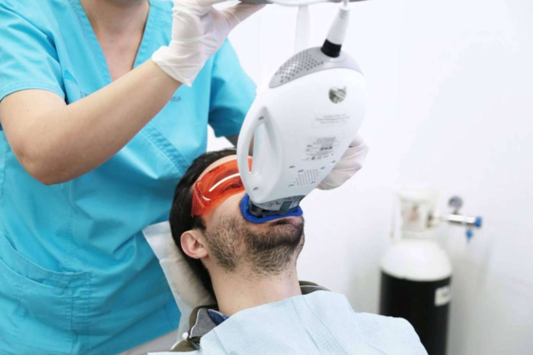 Una sonrisa hasta 8 tonos más blanca en solo 45 minutos, con el blanqueamiento dental con luz LED