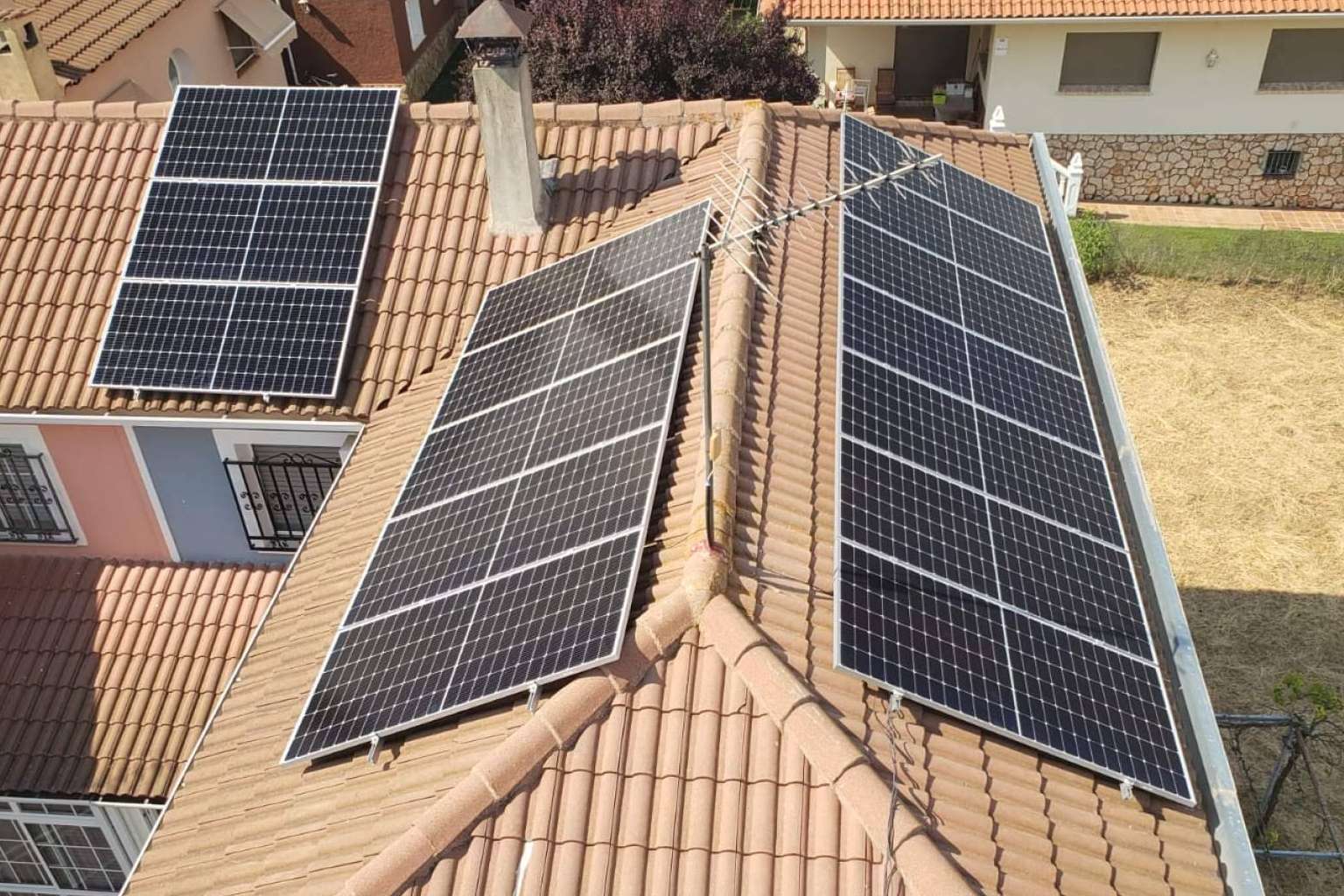 Los beneficios de la instalación de paneles solares en casas u oficinas