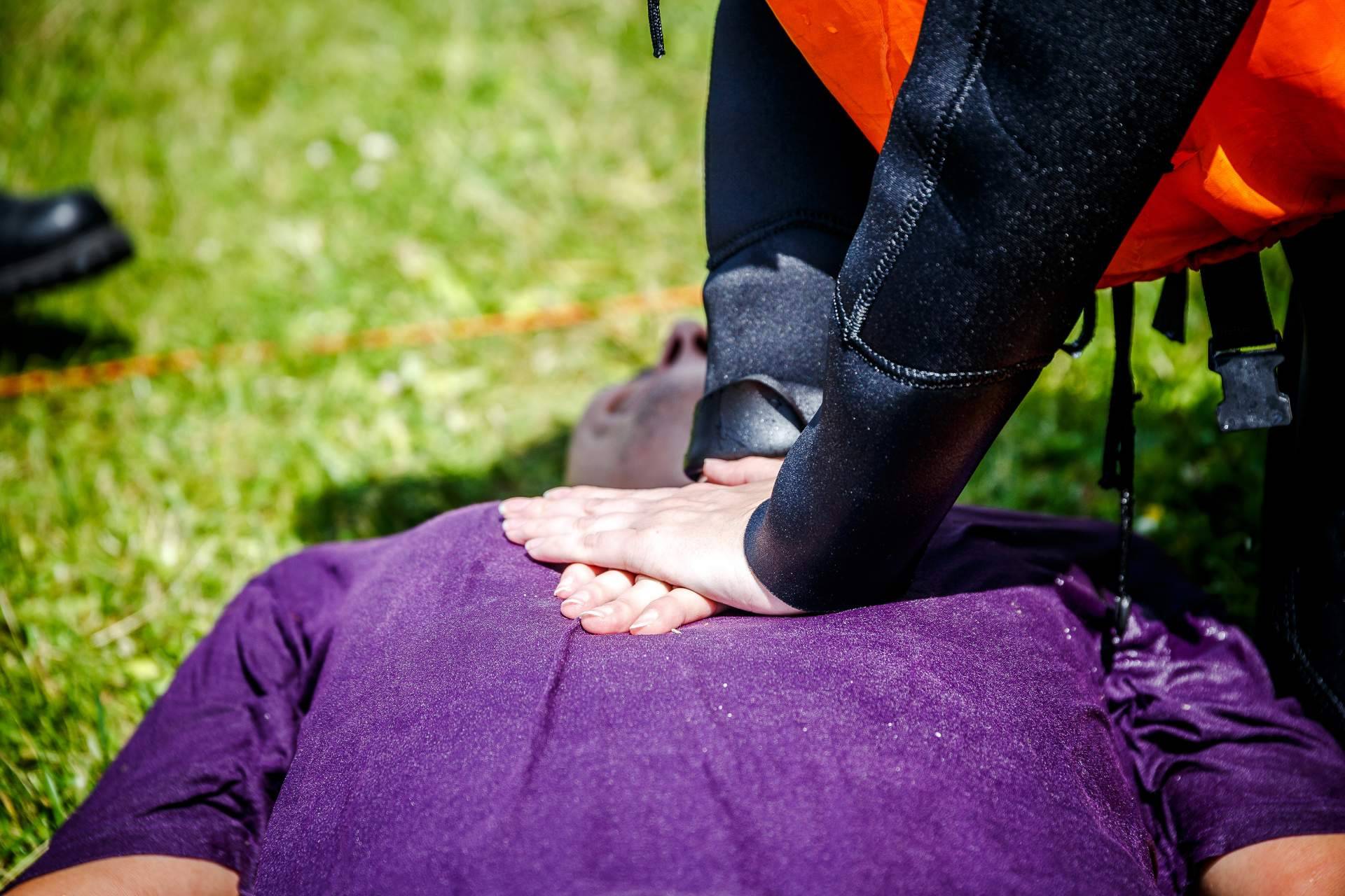 ¿Qué ofrece el curso de Técnicas de SVB y Primeros Auxilios para Instructores y Monitores de Fitness Online?