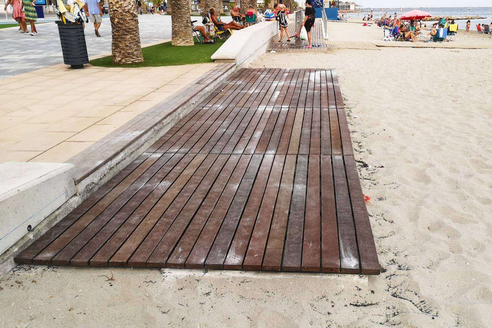 Las pasarelas hechas de plástico 100 % reciclado para las playas en verano