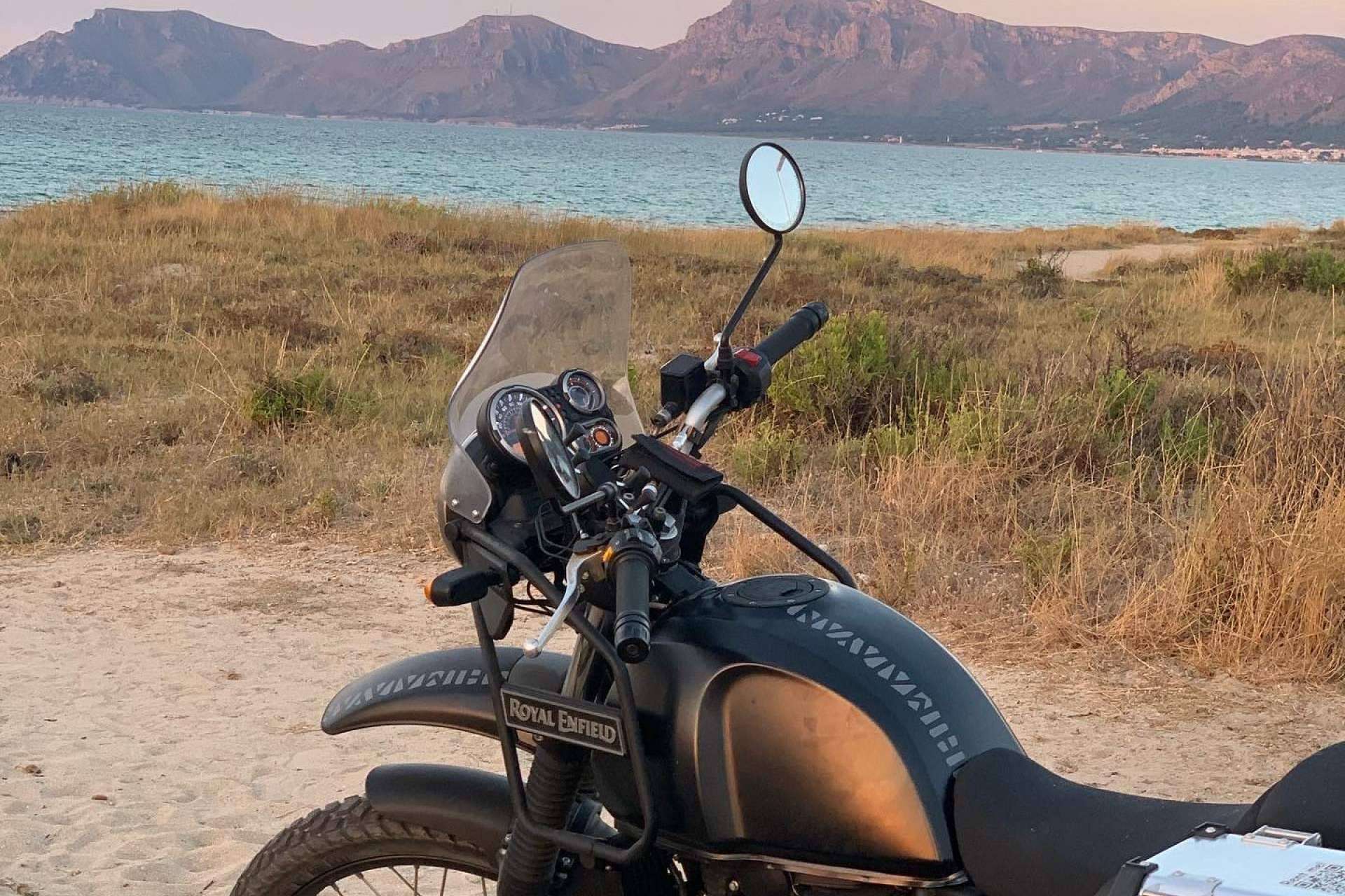 Las motos de aventura son una manera innovadora de visitar las playas de Mallorca