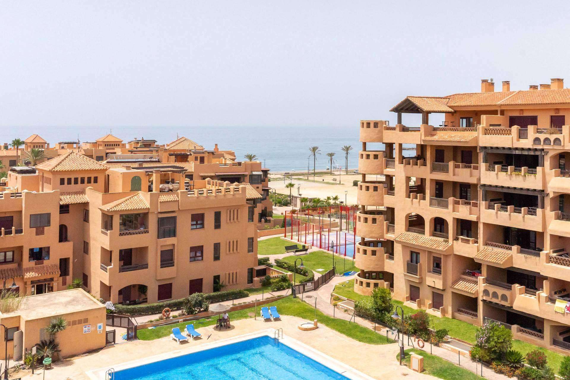 Almerimar, un lugar privilegiado de la Costa de Almería ofrece la opción de vivir frente al mar en un apartamento