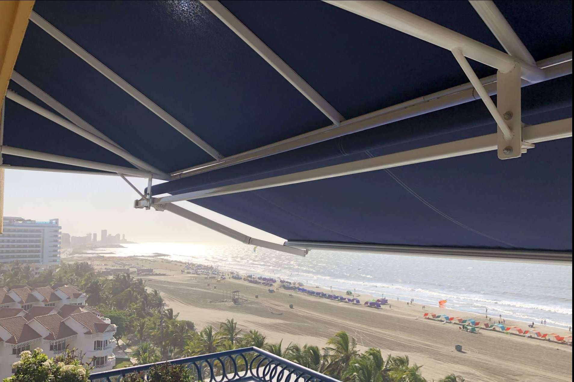 Fabricación e instalación de toldos y parasoles, con el servicio profesional de Mobiliaria Toldos y Parasoles
