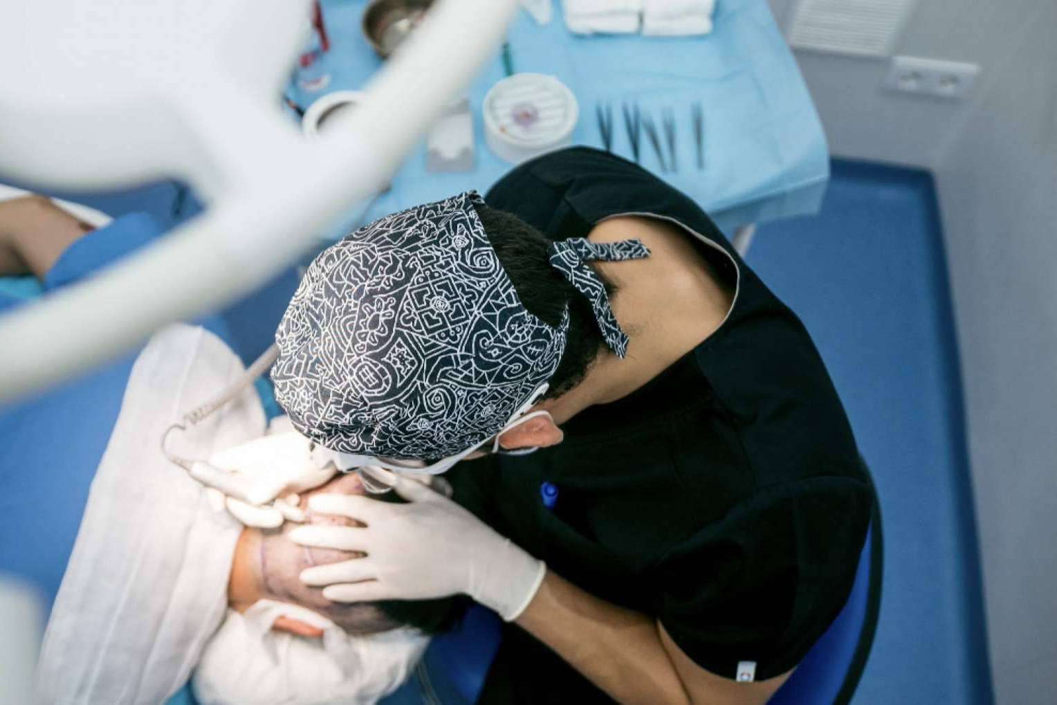 Implantes de cabello realizados con la última tecnología, de la mano del Dr. Bern