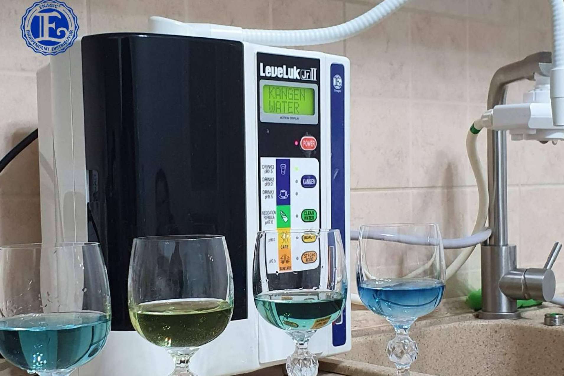 Agua Kangen rica en antioxidantes e hidrogeno fresco con el dispositivo Leveluk K8 para toda la familia