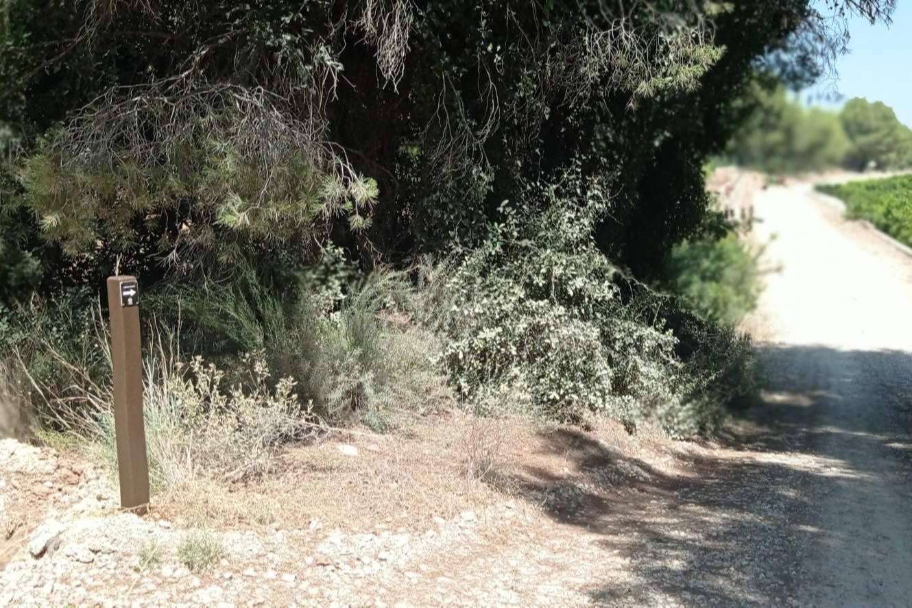 Abadecom ofrece balizas de plástico reciclado para el montaje y la habilitación de senderos rurales
