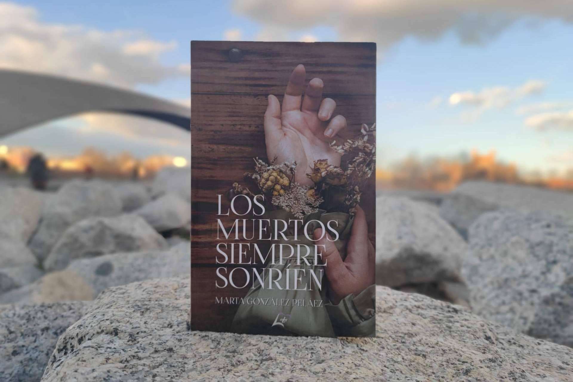 La autora de 'Los muertos siempre sonríen', Marta González Peláez, acudirá a la Feria del Libro de Murcia