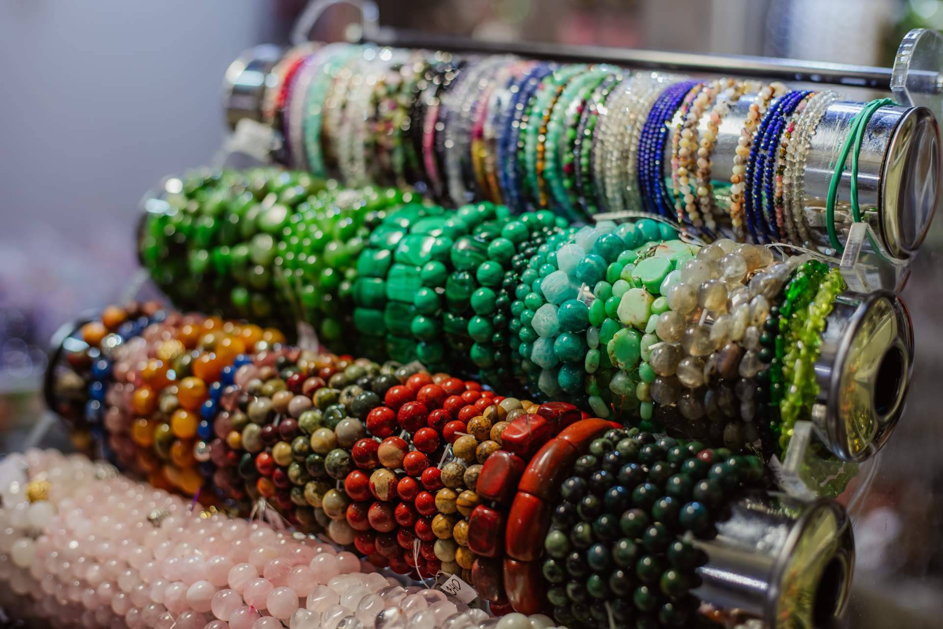 Tierra de Gemas ofrece pulseras de protección