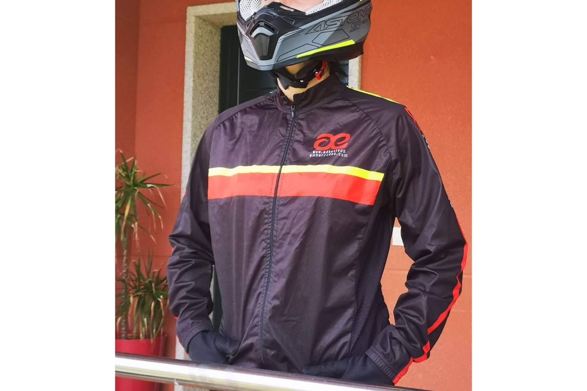 ADHESIVOSEMBARRADOS permite crear una imagen exclusiva con equipación de enduro y motocross personalizada