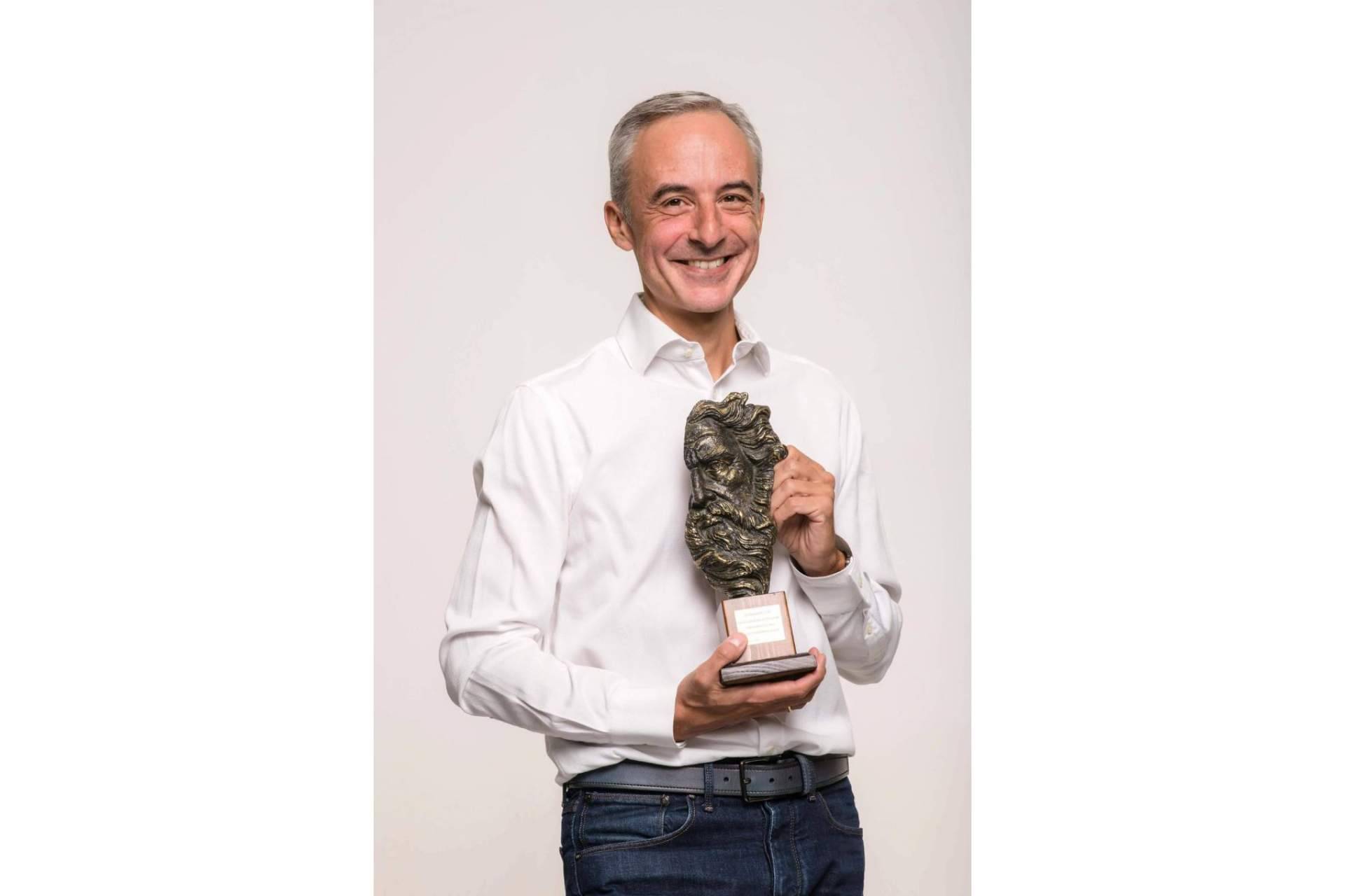 Jorge Segado, fundador de Estandarte.com, recibe el Premio Amanecer de Periodismo