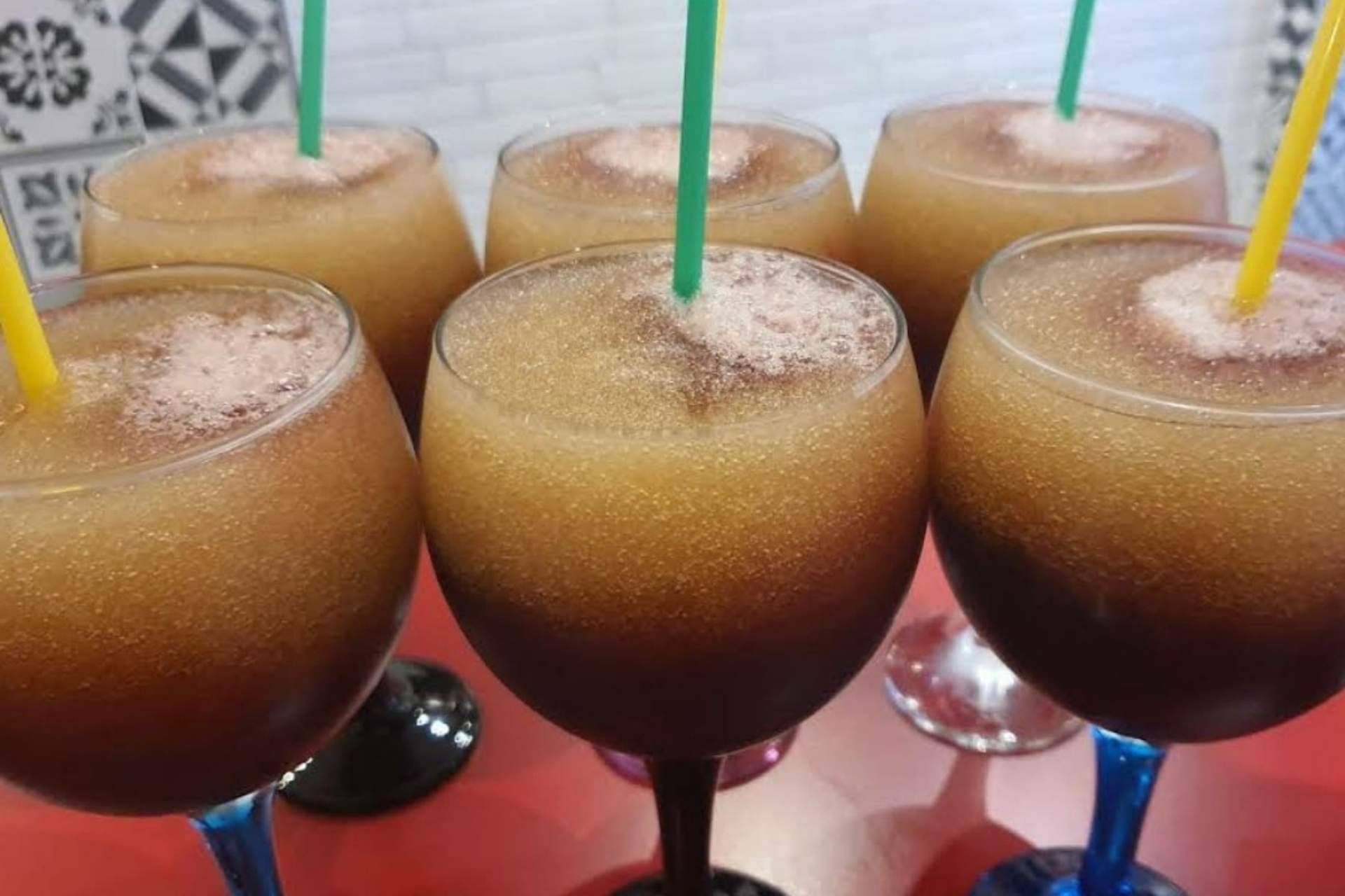 Disfrutar de una sangría de cava artesanal en La Taberna Casera