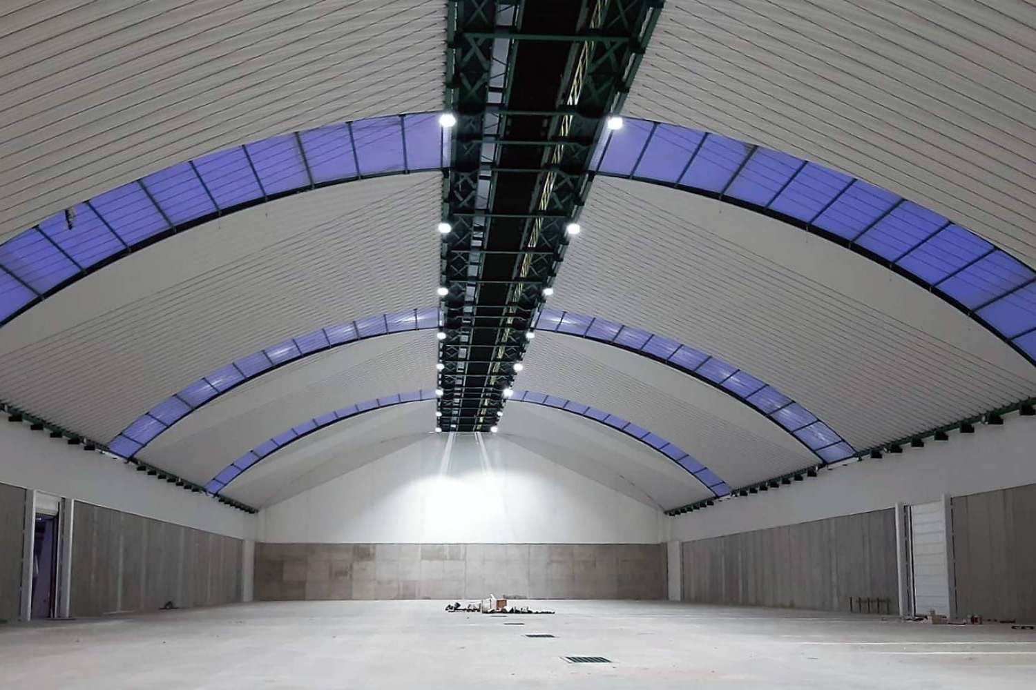 Beneficios de elegir una cubierta autoportante, con APIMET