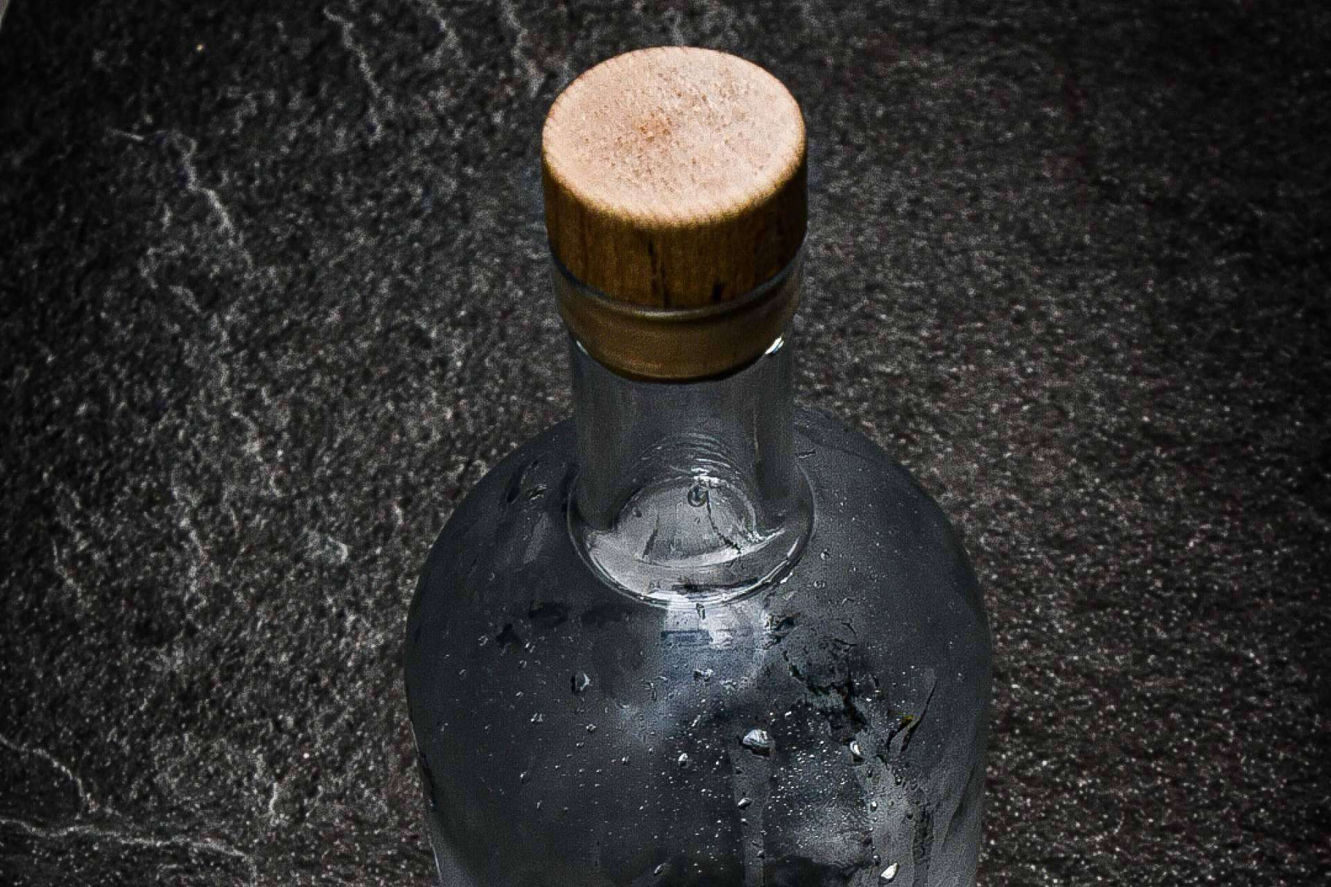 Las botellas de vidrio reutilizables de Agua Local