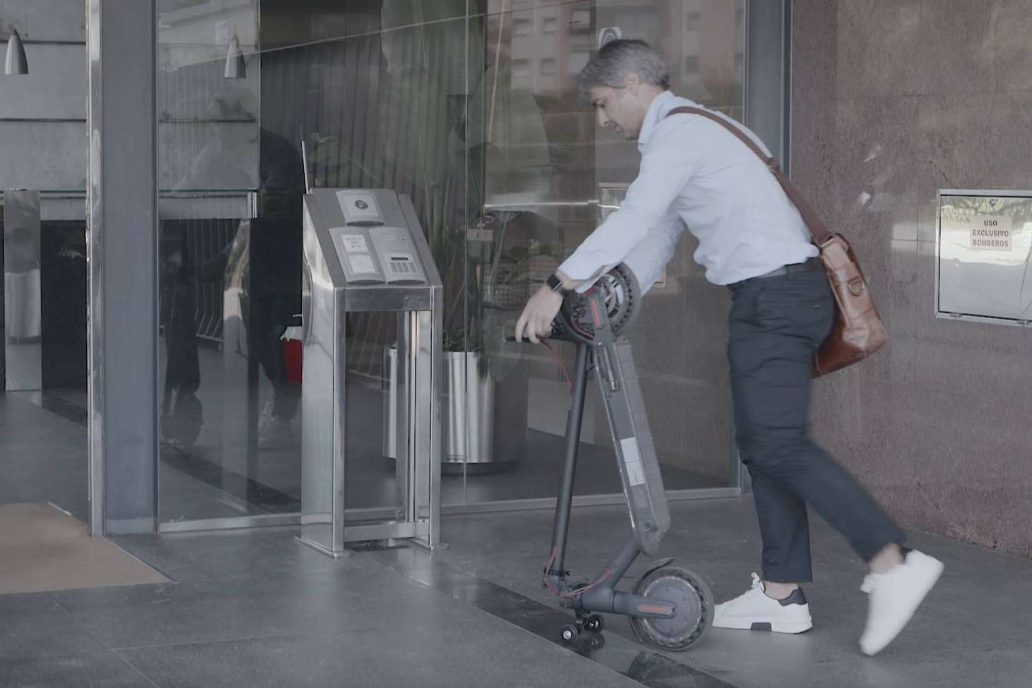 El soporte para patinete eléctrico de Techmotion Electronics facilita su transporte en el transporte público