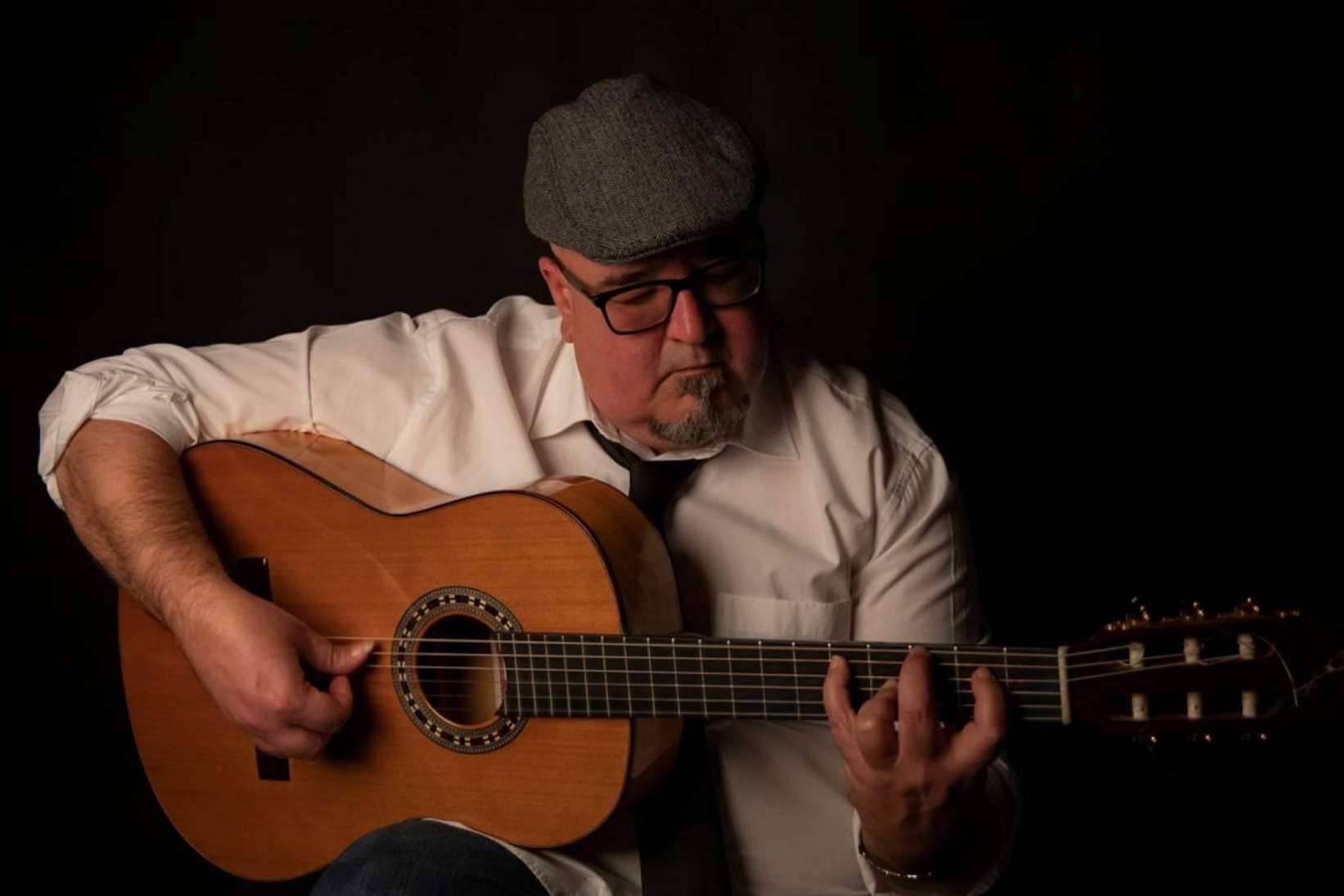 Gracias a AprendeGuitarra.es, es posible aprender guitarra flamenca desde casa y con la supervisión de un profesor