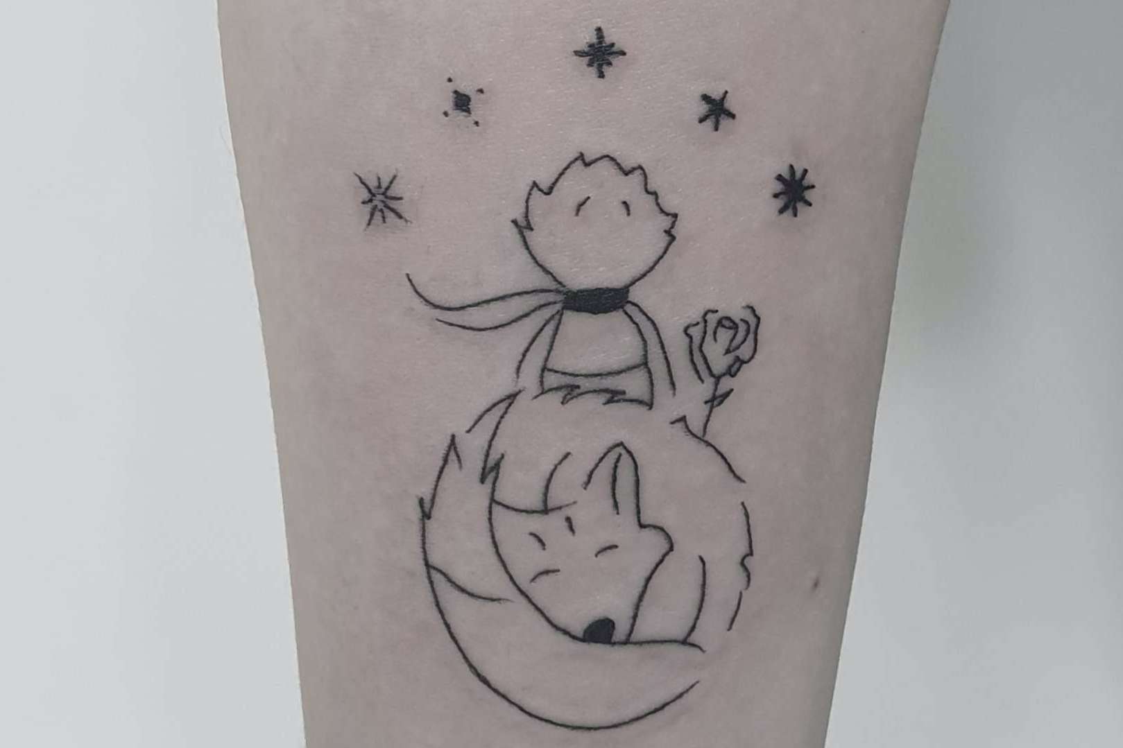 La tendencia de los tatuajes a línea fina, disponible en el estudio de Vieja Escuela Tattoo