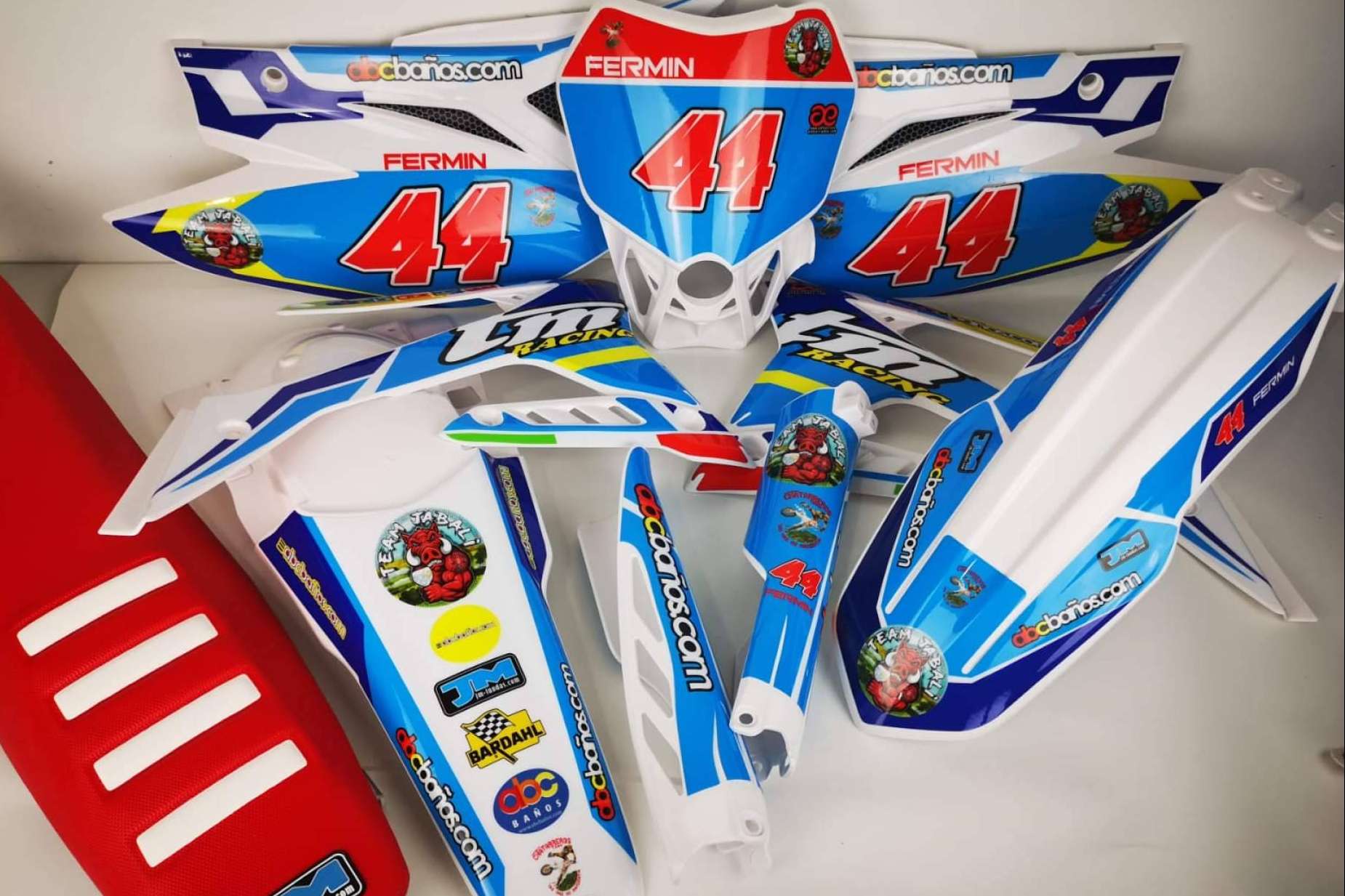 Plásticos y adhesivos para motos de cross y enduro en el catálogo de ADHESIVOSEMBARRADOS