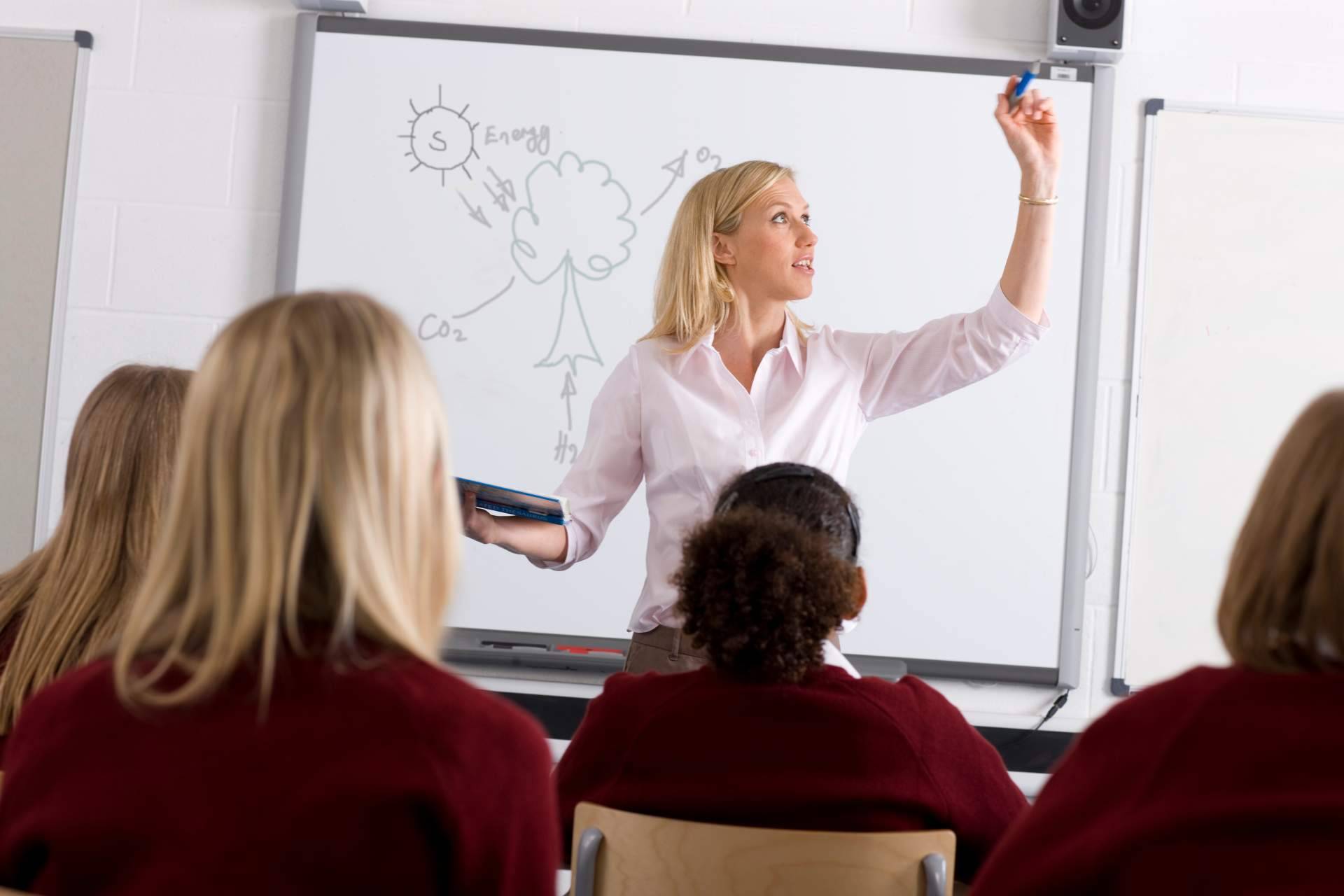 Abiertas las inscripciones en los cursos 2023 para conseguir la certificación de la EOI, por EOI Por Libre