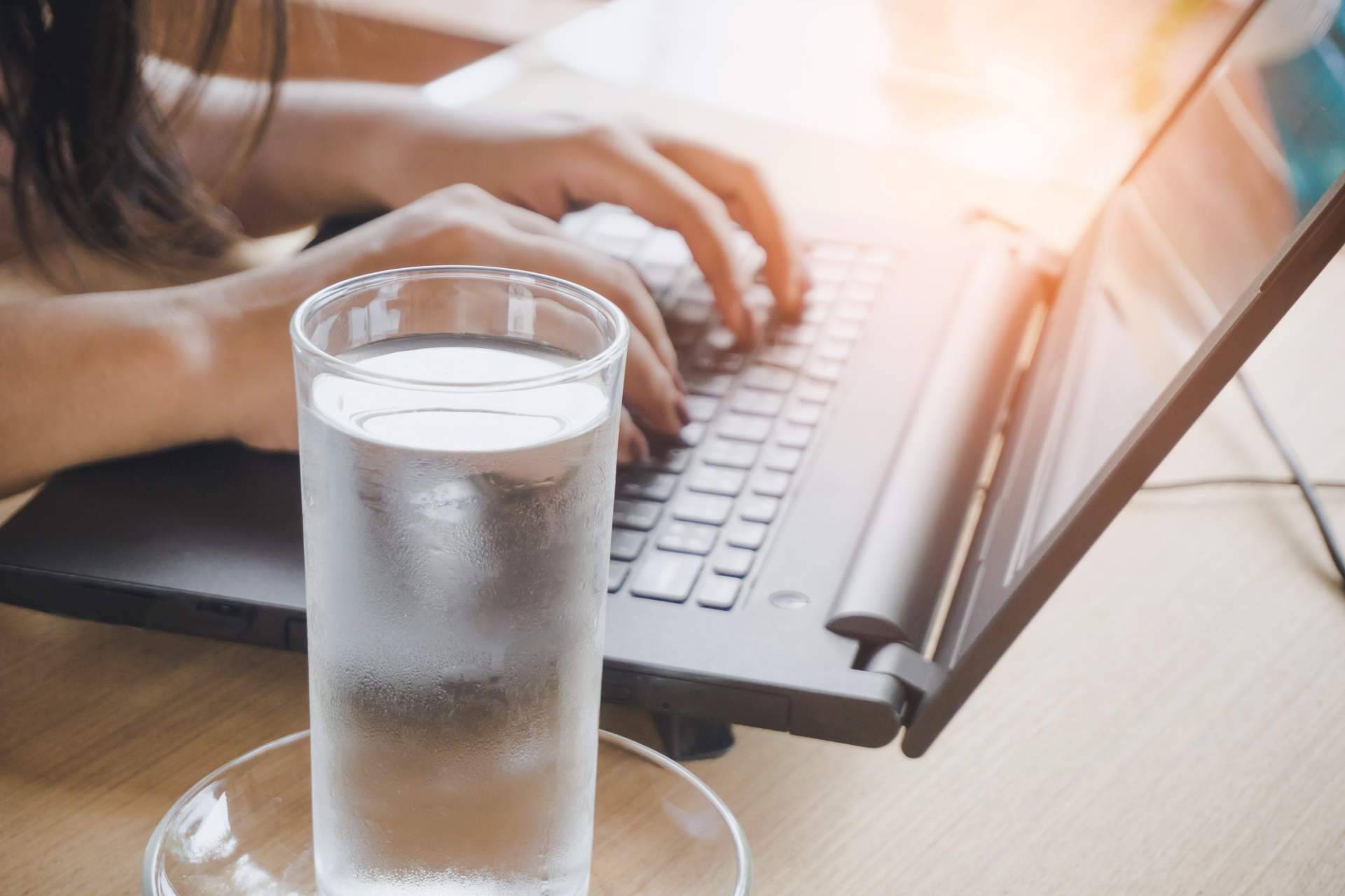 El dispensador de agua de Acquajet y la importancia de cocinar con agua de calidad en las recetas