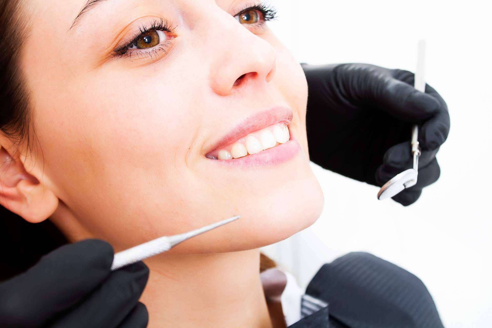 Tratamientos de implantes dentales y ortodoncia invisible en Miarensella
