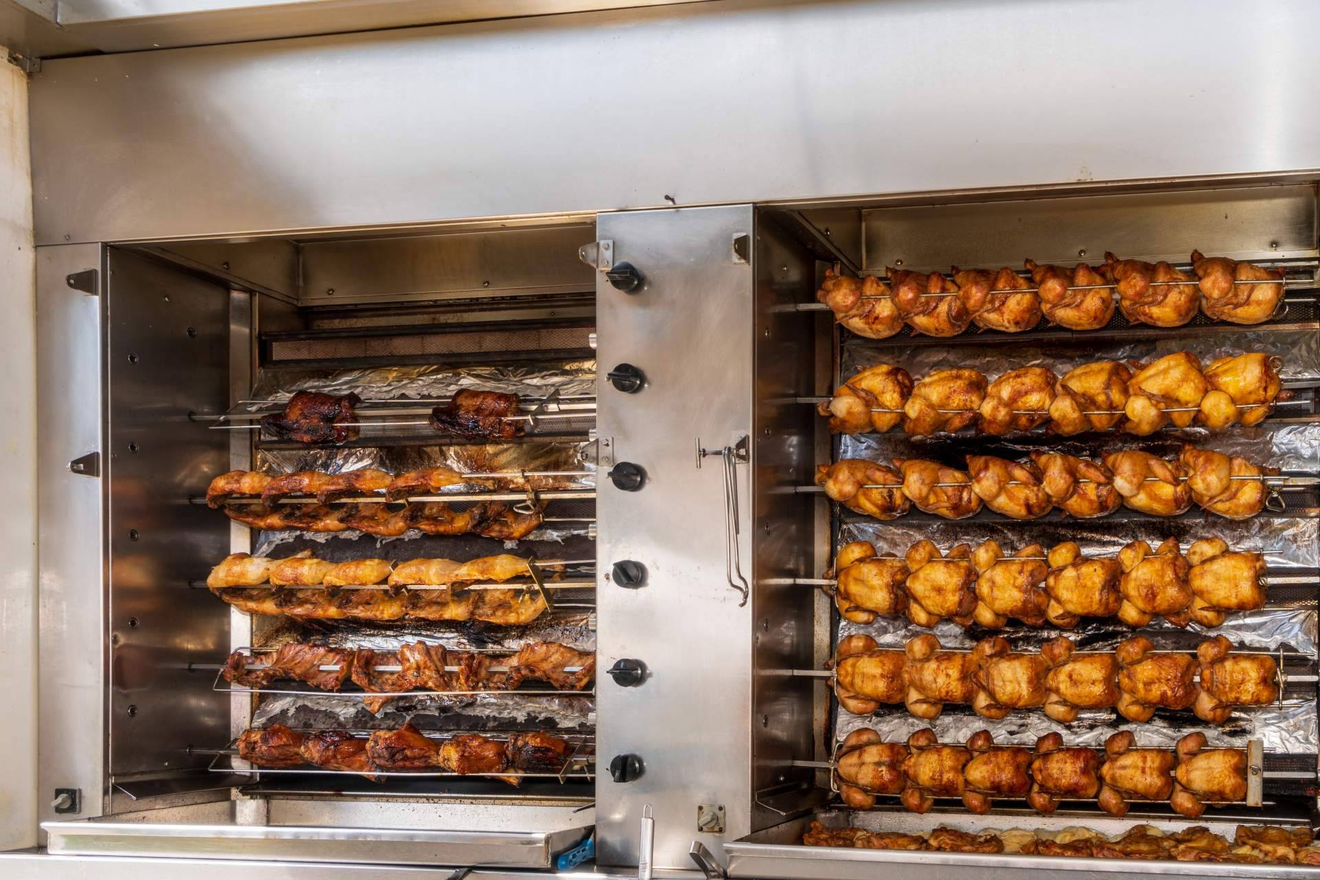 Auxihostelería, los asadores de pollos que ofrece