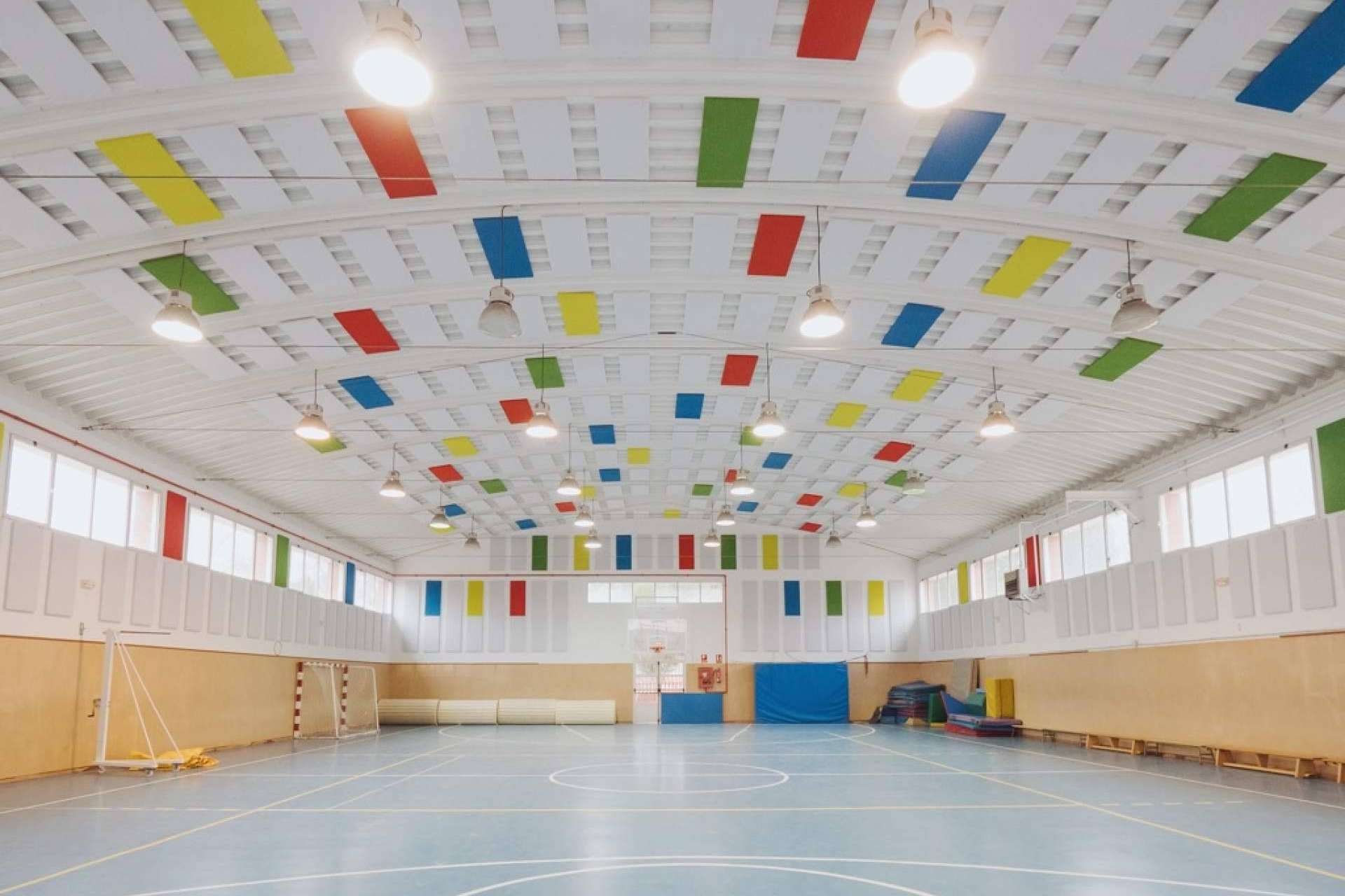 La mejora acústica en pabellones y espacios deportivos es importante