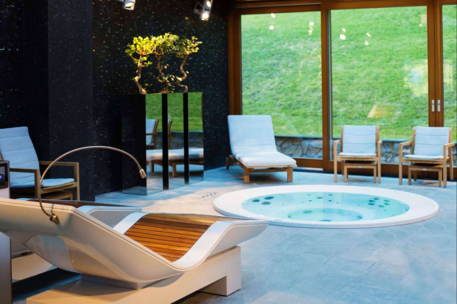 Hidroxury es una empresa especializada en el sector de la salud y bienestar que ofrece un jacuzzi interior para todas las necesidades