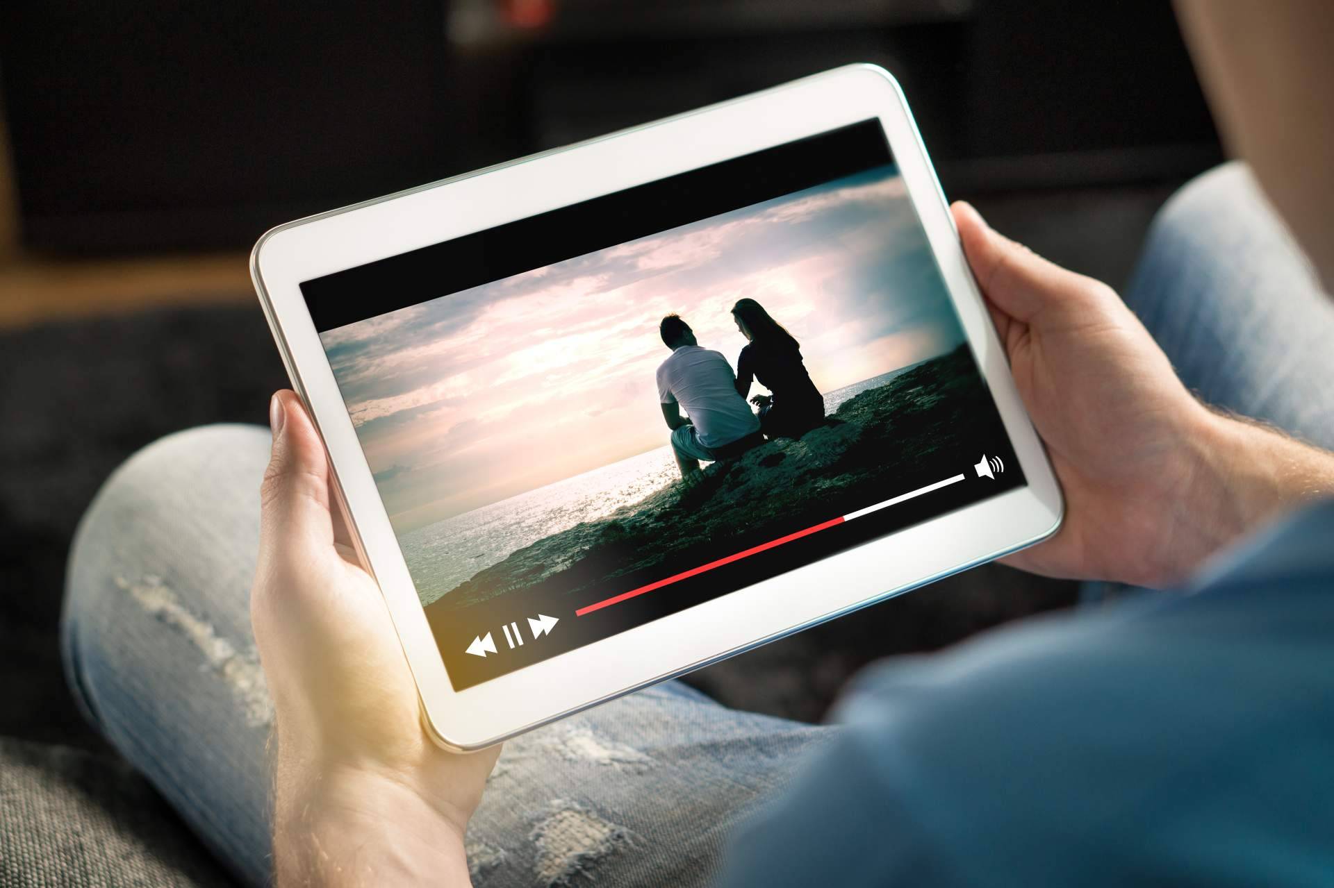 Adescargar.online recoge las aplicaciones para ver series y televisión en vivo gratis