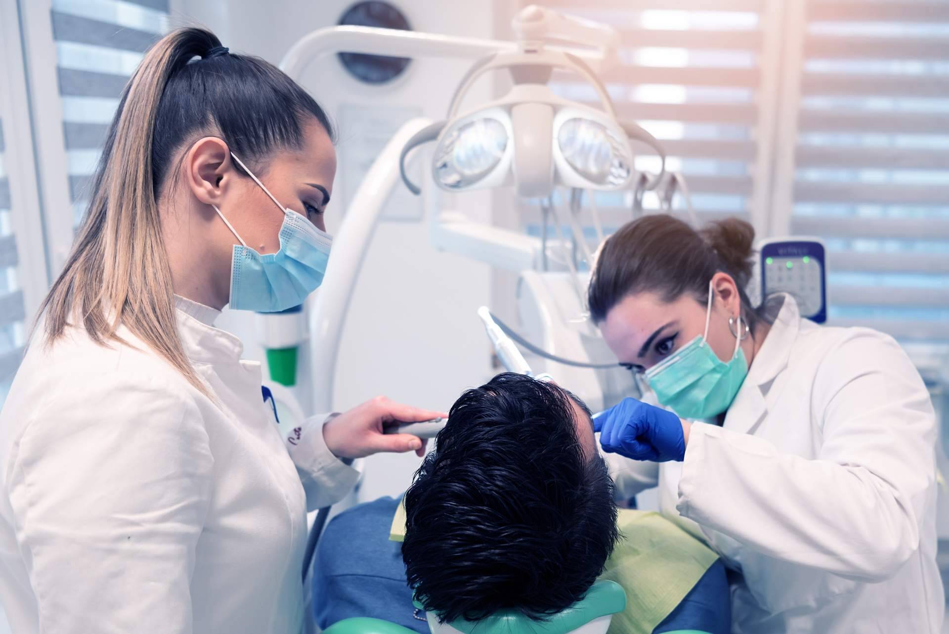 ¿Qué es la rehabilitación dental? Los expertos de Clínica Dental Delgado lo explican
