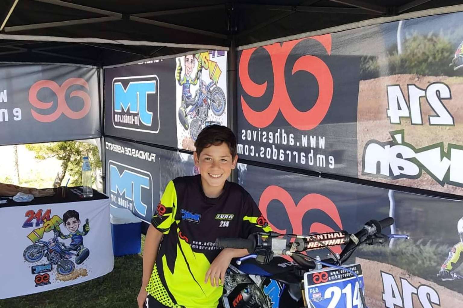 Personalización de ropa para off road, con ADHESIVOSEMBARRADOS