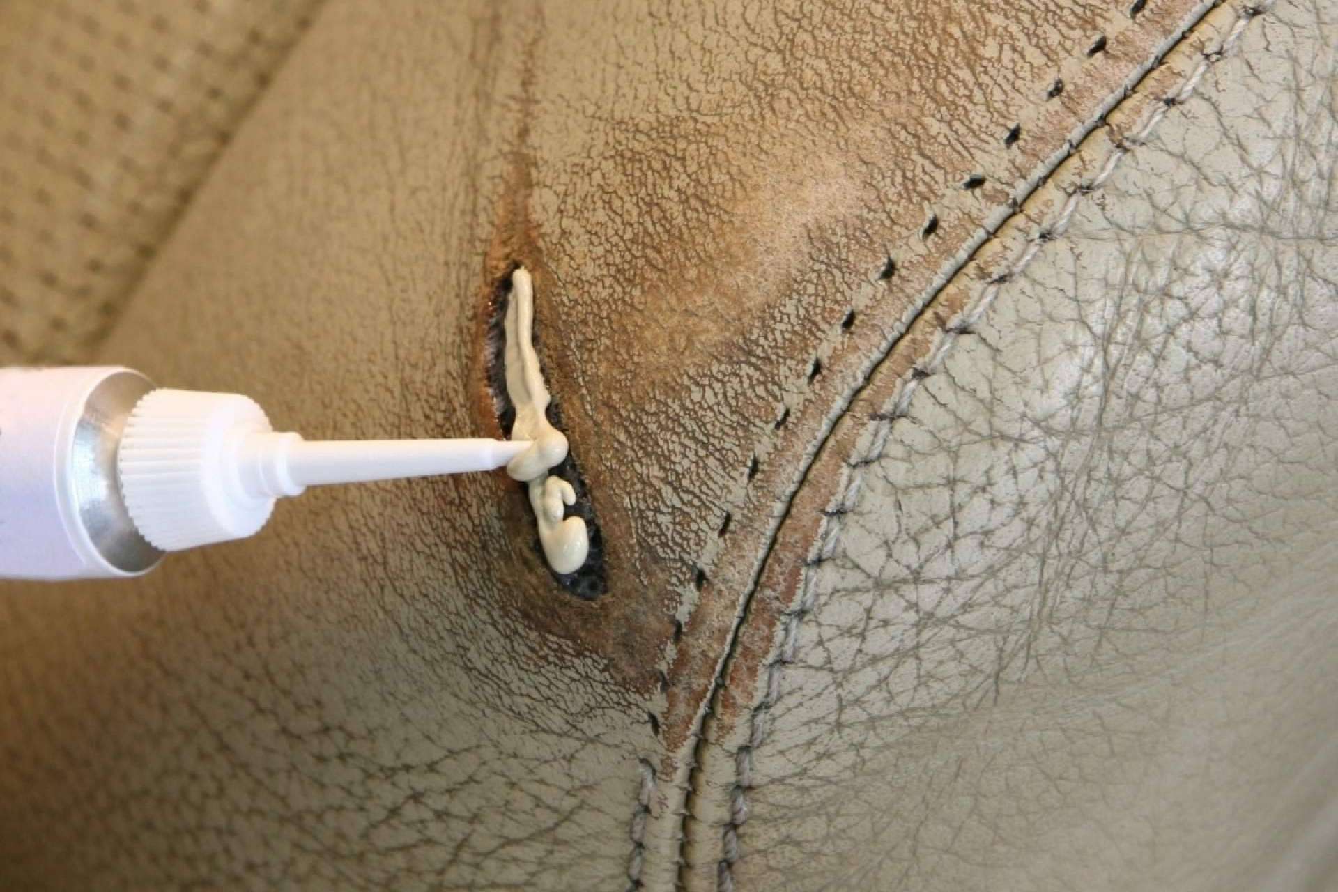 Un producto asombroso para arreglar el cuero de sofás, bolsos y asientos