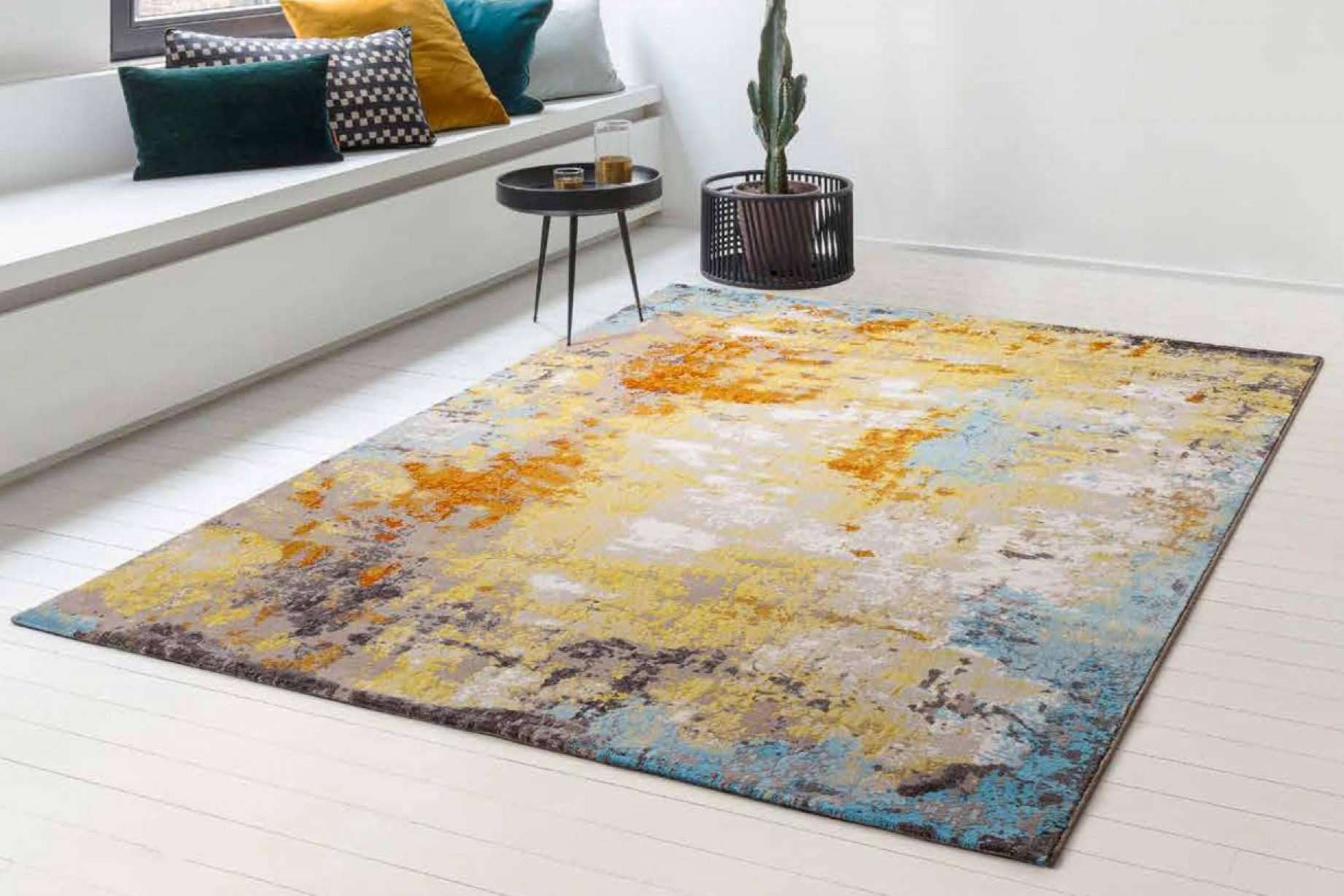 Alfombras modernas y lámparas de techo, artículos en tendencia para la decoración de interiores