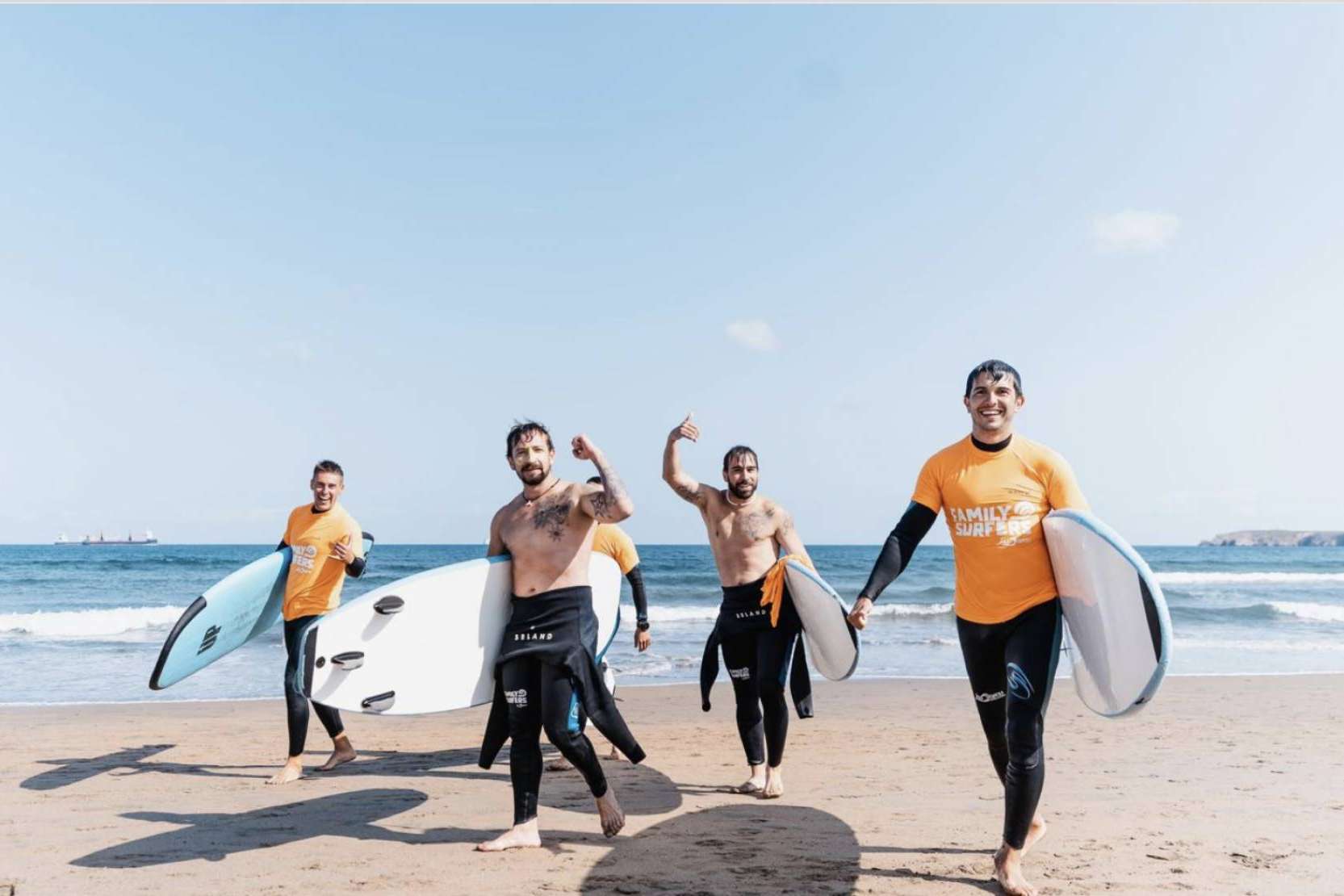 Gracias a los vuelos a Salinas los amantes del surf pueden disfrutar de todo lo que ofrece Family Surfers - Surfcamp Las Dunas