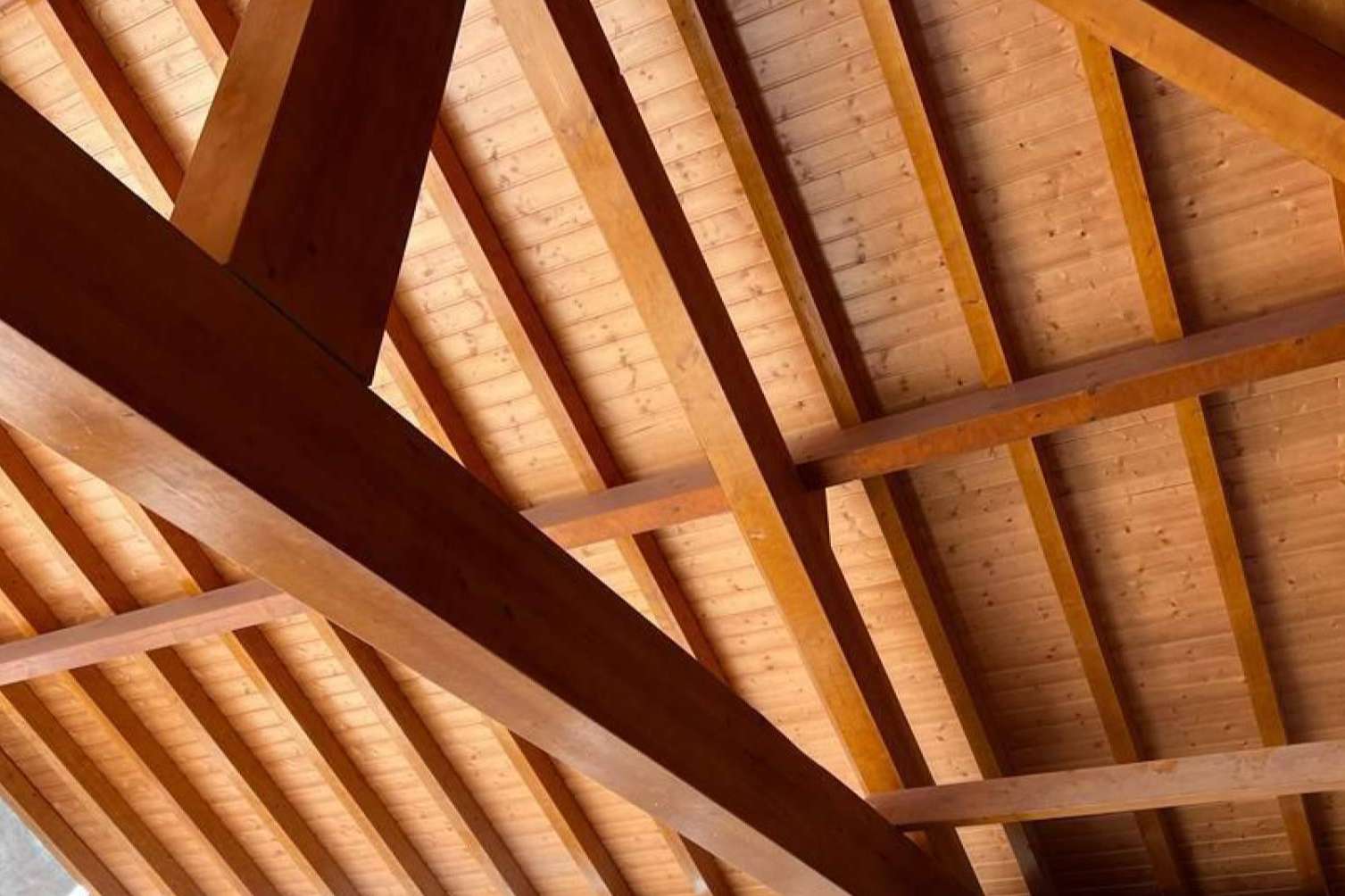 Caliplac y sus paneles sándwich para cubierta con acabado de madera