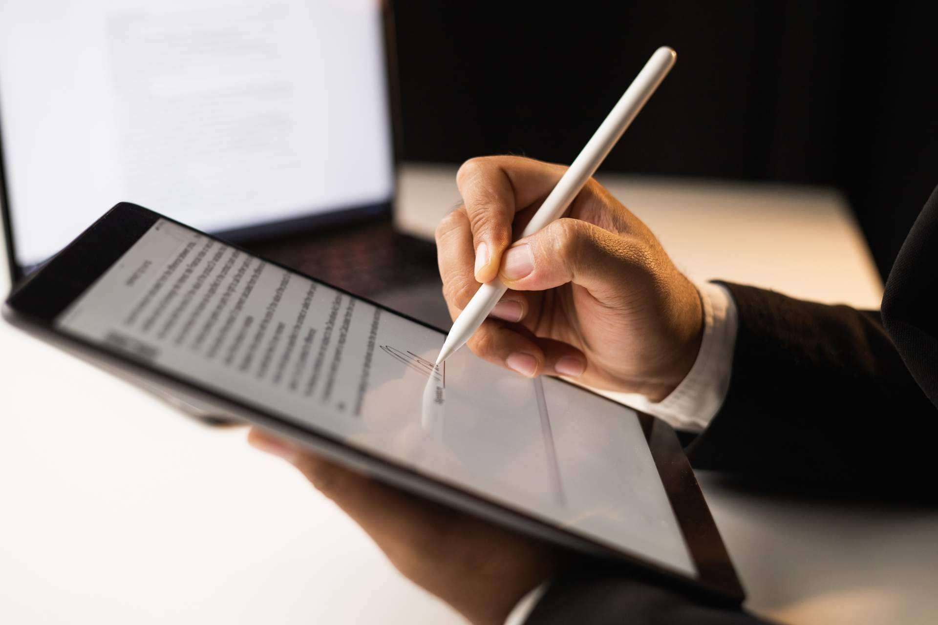 Agilizar las gestiones burocráticas con AVIVA VOICE y la obtención de la firma digital