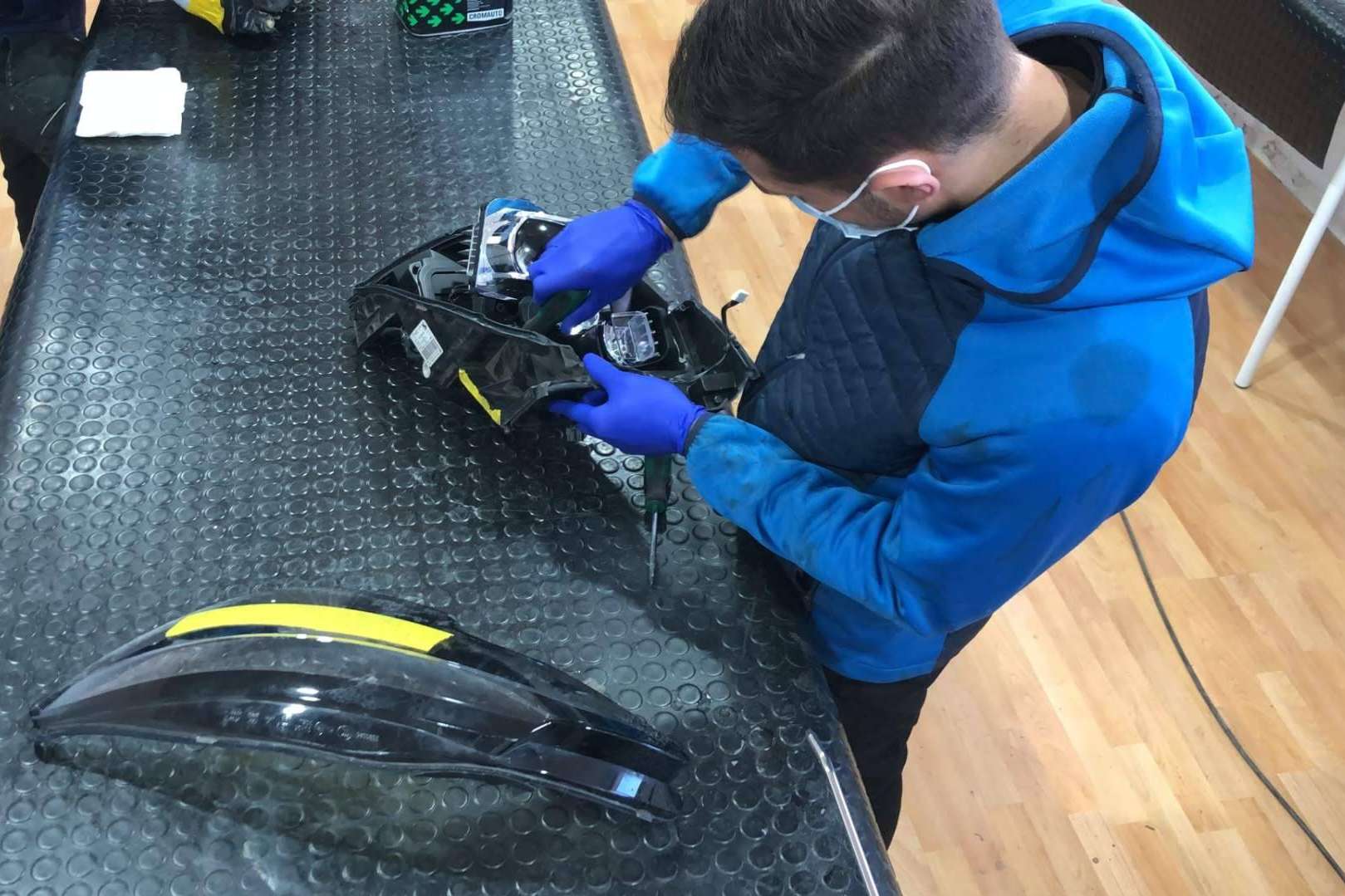 Reparar una óptica de coche en vez de reemplazarla, con VAGEN REPAIR