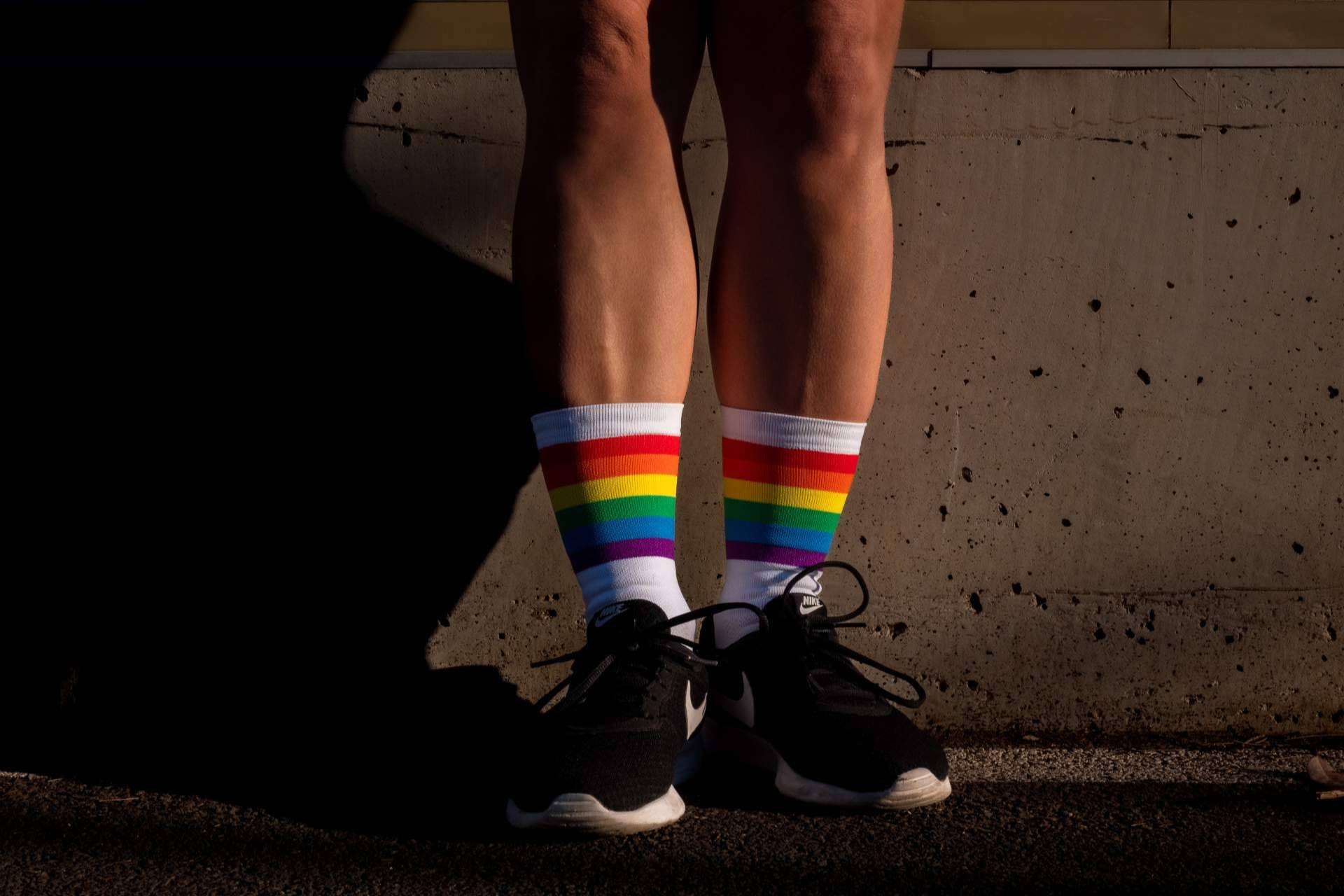 Los calcetines con la bandera LGTBI de Perro Loco