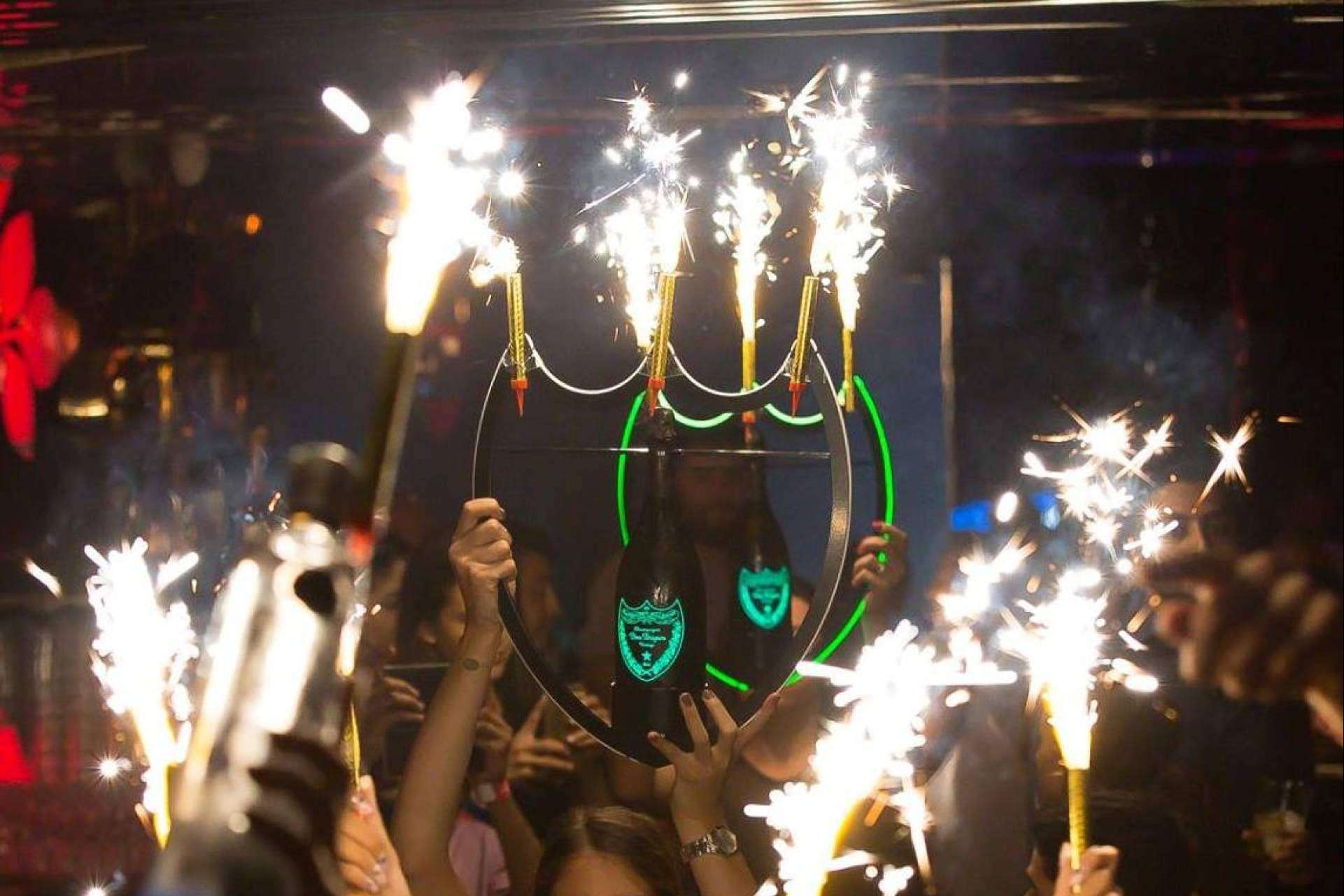 La amplia variedad de bengalas para eventos de Petardos AM