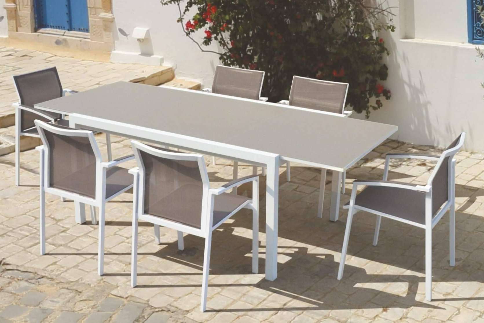 El amplio catálogo de sillas y mesas de jardín de la firma Muebles Exterior
