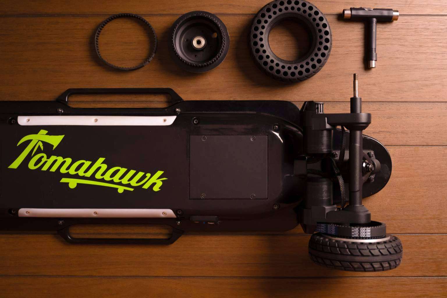 Recomendaciones de protección y seguridad para llevar un skate eléctrico, con Tomahawk