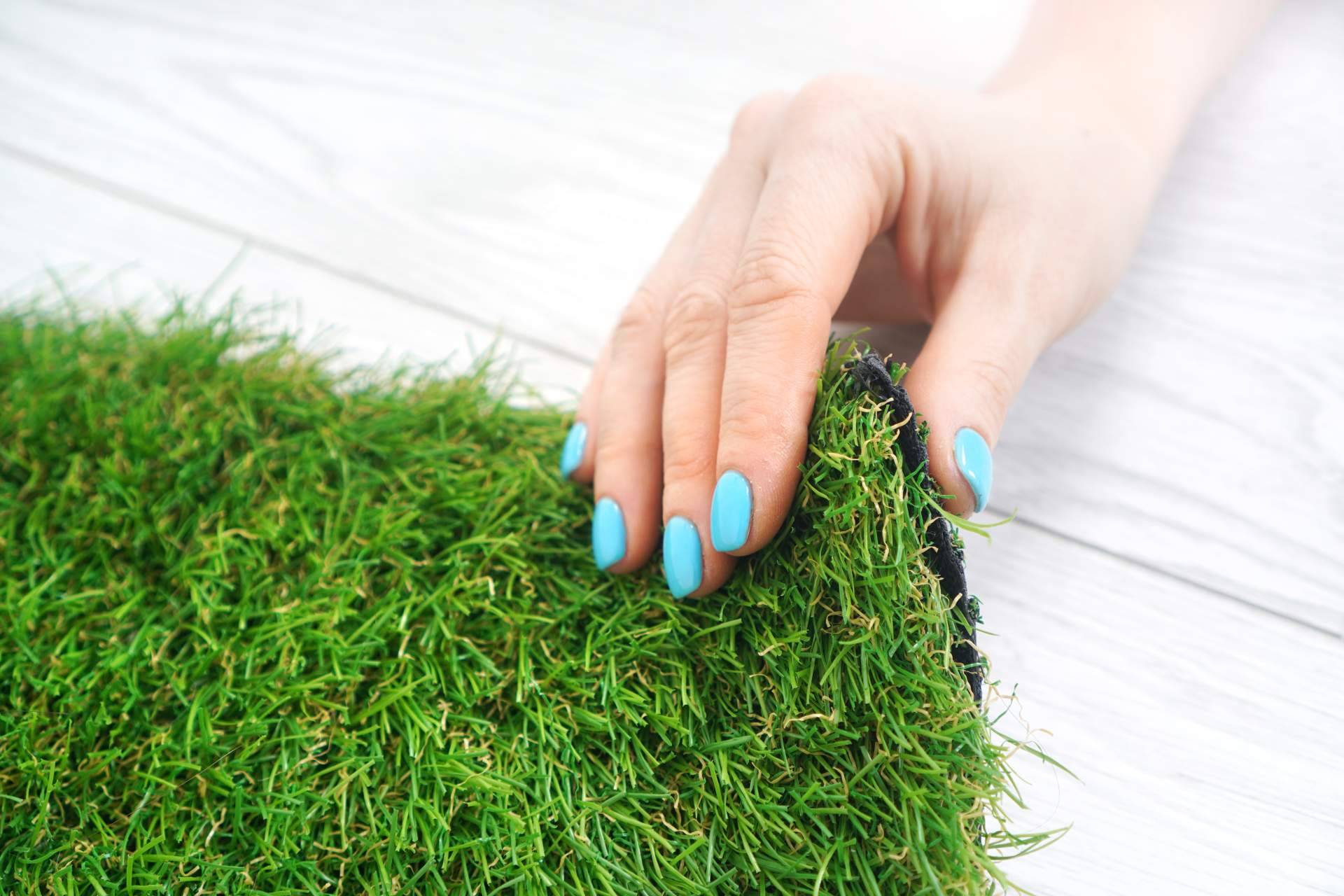 Descubrir las grandes ventajas del césped artificial para el jardín con JardínVertical.es
