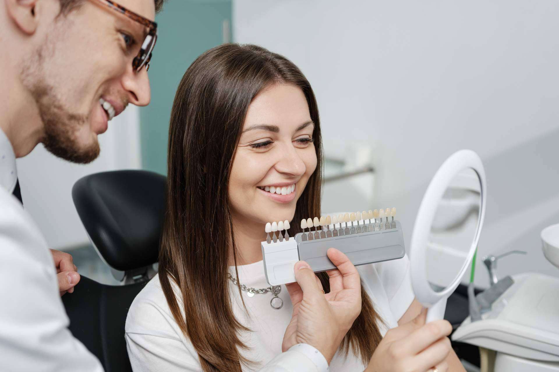 Información acerca del tratamiento de estética dental, las microcarillas dentales sin tallado