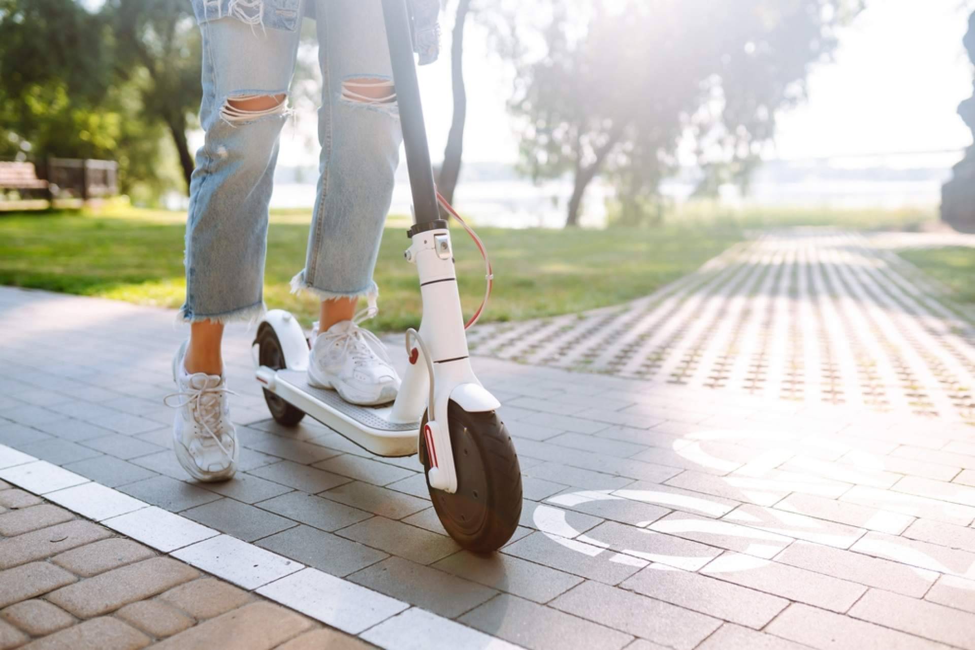 Los beneficios de optar por patinetes eléctricos reacondicionados, con rhyde