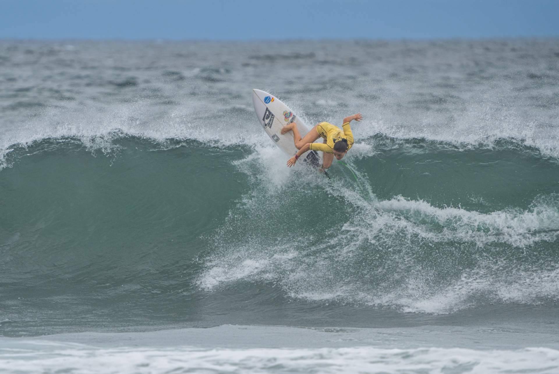 Bioksan se ocupa de esponsorizar a la surfista española de élite, Lucía Machado